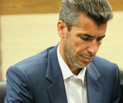 تهدید یک عضو شورای شهر به خودسوزی در مقابل استانداری گیلان