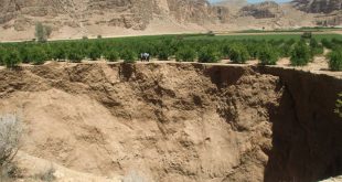 یک اتفاق عجیب و خطرناک؛ فرونشست زمین در ساحل دریاچه ارومیه! + عکس