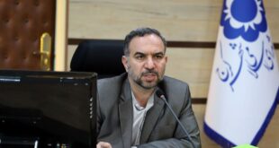 حسین مهاجری در نطق پیش از دستور هشتاد و هشتمین جلسه رسمی شورای شهر کرج صبح چهارشنبه ضمن عرض تسلیت سالگرد شهادت سپهبد سردار قاسم سلیمانی سید شهیدان مدافع حرم با بیان اینکه اصلاح ساختار مهم تر است یا اصلاح فرد، اظهار کرد: طبق صبحتی که از شهید مطهری نقل می کنند این است که ایشان اعتقاد داشتند اگر فرد سالم در سیستم و ساختار ناسالم قرار بگیرد، خراب خواهد شد ولی اگر شخص ناسالم قراردر سیستم و ساختار سالم قرار بگیرد اصلاح می گردد. رئیس کمیسیون شهرسازی و معماری شورای اسلامی شهر کرج افزود: لذا اصلاح ساختار بسیار مهم است وهمچنین سخت؛ ازنمونه های موفق که در این خصوص می توان مثال زد عملکرد شهید قاسم سلیمانی است چرا که ایشان درخصوص سپاه قدس هم ساختار را اصلاح کرد و هم افراد را، لذامجموعه هایی همچون حشدالشعبی و فاطمیون را می توان از خروجی های عملکرد این سردار سرافراز نام برد. مهاجری در بخش دیگری از سخنانش خطاب به شهردار بیان کرد: موضوع جمع آوری سطل های زباله جزو اولین اولویت ها و مطالبات مردم می باشد که تاکنون اقدامی شایسته در این خصوص انجام نشده است. yektanet.com وی خاطرنشان کرد: طرح جمع آوری سطل های زباله توسط شهرداری در سال ۱۳۹۹به صورت ناقص اجرا و باعث نارضایتی زیادی از قشر مردمی شد، تا جایی که امام جمعه محترم شهر هم دراین خصوص خطبه ای را ایراد فرمودند این موضوع برای شهردار سابق و سرپرست وقت و جنابعالی ارائه شده است و قرار بود در محله ای به صورت پایلوت اجرا شود اما تاکنون گزارشی از این موضوع و عملکرد شهرداری به اعضای شورا نرسیده است. رئیس کمیسیون شهرسازی و معماری شورای اسلامی شهر کرج متذکر شد: ضروری است محل اجرای طرح و نحوه اجرا و زمانبندی آن طی گزارشی مکتوب به شورای شهر ارسال شود.