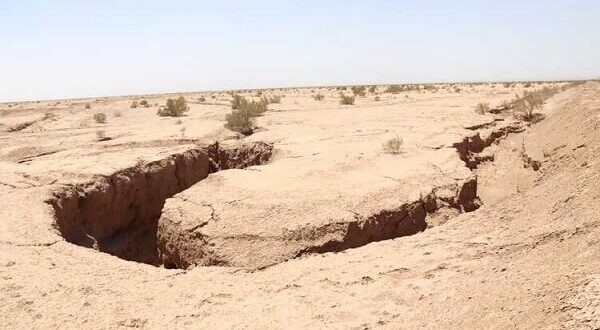 پدیده فرونشست زمین در سال‌های اخیر به یکی از مخاطرات طبیعی در چهارمحال و بختیاری تبدیل شده است، خشکسالی از بیش از یک دهه گذشته موجب کاهش سطح ایستابی منابع آبی در این استان شد، برداشت‌های بی‌رویه از منابع آب زیرزمینی این موضوع را تشدید کرد و چهار دشت در این استان در وضعیت ممنوعه قرار دارند. برداشت‌های بی‌رویه از منابع آب‌های زیرزمینی چهار دشت چهارمحال و بختیاری را در وضعیت ممنوعه قرار داد تخلیه منابع آب زیرزمینی موجب ایجاد پدیده فرونشست شده است و می‌توان آن را زلزله خاموش نامید، ناقوس فرونشست در دشت‌های چهارمحال و بختیاری به صدا درآمده است، اما به نظر می‌رسد این موضوع بسیار مهم هنوز در اولویت مسئولان قرار ندارد. در بسیاری از نقاط کشور آثار پدیده شوم فرونشست زمین مشهود شده است، در کسری از ثانیه فروچاله‌ای بزرگ در یک قسمت از زمین ایجاد می‌شود و باید این انتظار را داشته باشیم که در یک لحظه زیر پایمان خالی شود. دشت خانمیرزا بحرانی‌ترین دشت از نظر پدیده فرونشست زمین استادیار بخش تحقیقات حفاظت آب و خاک مرکز تحقیقات و آموزش کشاورزی و منابع‌طبیعی چهارمحال و بختیاری در گفتگو با خبرنگار مهر با اشاره به اینکه فرونشست زمین در مناطق خشک و نیمه خشک دنیا با رشد انقلاب صنعتی و حرکت به سمت توسعه کشاورزی افزایش پیدا کرده است، اظهار کرد: در حال حاضر به موضوع فرونشست زمین به‌عنوان یک بحران جدی نگاه می‌شود. صالح یوسفی با بیان اینکه فرونشست زمین یک بحران برگشت‌ناپذیر است، توضیح داد: وقتی لایه‌های زمین برهم می‌خورد و متراکم شدن خاک سال‌های زیادی طول می‌کشد. وی با اشاره به اینکه چهارمحال و بختیاری یک استان کوهستانی و دارای منابع آبی شناخته می‌شود، خاطرنشان کرد: دیدگاه زمین‌شناسان و فعالان حوزه آب و خاک این است که این استان با موضوع فرونشست روبرو نیست، اما این مسئله توسط بخش تحقیقات حفاظت آب و خاک مرکز تحقیقات کشاورزی و منابع طبیعی استان بررسی شد و نتایج آن در یک مقاله علمی در سال ۲۰۲۰ در یک مجله بین‌المللی چاپ شد. استادیار بخش تحقیقات حفاظت آب و خاک مرکز تحقیقات و آموزش کشاورزی و منابع‌طبیعی چهارمحال و بختیاری افزود: دشت شهرکرد، خانمیرزا، جونقان و آلونی در این تحقیق علمی مورد بررسی قرار گرفت و تغییرات آن ثبت شد، همچنین خطرپذیری این دشت‌ها در خصوص مسئله فرونشست بررسی شد، ۱۱ عامل در حوزه فرونشست در این دشت‌ها از جمله برداشت بی‌رویه آب زیرزمینی، تغییر کاربری اراضی، تراکم جمعیت، شیب منطقه، بارش و. در چند مدل بررسی شد. در این تحقیق علمی مشخص شد در ۱۴ درصد مساحت دشت‌های مورد مطالعه در چهارمحال و بختیاری خطر فرونشست زمین بسیار بالا است وی بیان کرد: در این تحقیق علمی مشخص شد در ۱۴ درصد مساحت دشت‌های مورد مطالعه در چهارمحال و بختیاری خطر فرونشست زمین بسیار بالا است، بیش‌ترین فاکتور‌های تأثیرگذار در موضوع فرونشست در دشت‌های شهرکرد، خانمیرزا، جونقان و آلونی بحث برداشت بی‌رویه از آب‌های زیرزمینی و تغییر کاربری اراضی بود. یوسفی با تاکید بر اینکه به مسئله فرونشست زمین بحران خاموش می‌گویند، گفت: این بحران از لایه‌های زیرین زمین آغاز می‌شود و بنابراین تا زمانی‌که علائم ظاهری آن مانند فروچاله، شکستن لوله‌های انتقال آب، گاز و؛ و ترک خوردگی تأسیسات مشخص نشود، نمی‌توان به آن پی برد. استادیار بخش تحقیقات حفاظت آب و خاک مرکز تحقیقات و آموزش کشاورزی و منابع‌طبیعی چهارمحال و بختیاری با بیان اینکه برای جلوگیری از فرونشست زمین در این استان باید بر روی برداشت از منابع آب زیرزمینی و تغییر کاربری اراضی تمرکز کرد: در تحقیق علمی صورت گرفته در استان برای مسئله فرونشست، تغییرات ۶ هزار و ۳۴۲ چاه از دهه ۶۰ تا ۹۸ مورد بررسی قرار گرفت. افت شدید آب‌های زیر زمینی وی افزود: سطح آب‌های زیرزمینی در چاه‌های بررسی شده در چهارمحال و بختیاری در دهه ۶۰ تا ۷۰ به‌طور متوسط ۱۶ متر بود، اما در دهه ۹۰ میانگین سطح آب به پنج متر رسیده است که با افت ۱۰ متری سطح آب‌های زیرزمینی در چهار دشت مورد مطالعه در استان روبرو هستیم. یوسفی با بیان اینکه در افت سطح آب‌های زیرزمینی در چهارمحال و بختیاری موضوعاتی مانند خشکسالی، تغییر اقلیم و برداشت بی‌رویه دخیل است، خاطرنشان کرد: برای توسعه کشاورزی برداشت از آب‌های زیرزمینی در استان افزایش داشته است. استادیار بخش تحقیقات حفاظت آب و خاک مرکز تحقیقات و آموزش کشاورزی و منابع‌طبیعی چهارمحال و بختیاری بیان کرد: طبق استاندارد‌های جهانی برای برداشت از آب‌های زیرزمینی تنها باید ۲۰ درصد از آب تغذیه شده در سال مورد استفاده قرار بگیرد، اما در این برداشت بالای ۸۰ درصد است و گاهی برداشت به بالای ۱۰۰ درصد نیز می‌رسد که پیامد آن فرونشست زمین است. وی با تاکید بر اینکه بیش‌ترین فرونشست زمین در چهارمحال و بختیاری در دشت خانمیرزا اتفاق افتاده است، گفت: میزان فرونشست در این دشت به ۴۰ سانتی‌متر رسیده و مساحت این دشت ۹ هزار هکتار است. یوسفی با اشاره به اینکه در برخی مناطق کشور فرونشست زمین تا ۱.۵ متر هم گزارش شده است، خاطرنشان کرد: در ابتدا فرونشست به کندی آغاز می‌شود، امکان دارد در مدت چند سال میزان فرونشست ۴۰ سانتی‌متر باشد، اما یکباره و در مدت یکسال دو برابر شود، این مسئله به زیرساخت‌ها و تأسیسات آسیب میزند. استادیار بخش تحقیقات حفاظت آب و خاک مرکز تحقیقات و آموزش کشاورزی و منابع‌طبیعی چهارمحال و بختیاری ادامه داد: در دشت شهرکرد جمعیت زیادی ساکن هستند و تأسیسات و زیرساخت‌های زیادی نیز وجود دارد، سالانه ۱۳ سانتی‌متر فرونشست زمین در این دشت رخ می‌دهد که خیلی محسوس نیست، اما فروچاله بزرگ مشاهده نشده است، اما باید مراقب باشیم، زیرا فرآیند آن آغاز شده است. وی تاکید کرد: مدیریت برداشت از آب‌های زیرزمینی و تغییر الگوی کشت برای جلوگیری از فرونشست زمین باید در دستور کار قرار بگیرد. در دشت شهرکرد، بروجن و خانمیرزا شاهد برداشت‌های بی‌رویه منابع آب زیرزمینی هستیم سرپرست معاونت آبخیزداری اداره‌کل منابع‌طبیعی و آبخیزداری چهارمحال و بختیاری در گفتگو با خبرنگار مهر با اشاره به دلایل وقوع فرونشست زمین، اظهار کرد: عوامل طبیعی و انسانی در این مسئله دخیل است، فرآیند‌های طبیعی مانند ذوب شدن یخچال‌های طبیعی و تراکم لایه‌های آبرفتی موجب انحلال لایه‌های زیرین خاک می‌شود. روح‌الله کریمیان افزود: مهم‌ترین عامل انسانی در تشدید پدیده فرونشست زمین برداشت بی‌رویه از آب‌های زیرزمینی است، استخراج نفت و مواد معدنی نیز می‌تواند تأثیرگذار باشد، اما تأثیر کمی دارد. وی با بیان اینکه پدیده فرونشست زمین آسیب‌های بسیاری در پی دارد، گفت: برهم خوردن ارتفاع شیب رودخانه‌ها و آبراهه‌ها، بیرون زدگی لوله‌های انتقال آب کشاورزی، ایجاد فروچاله و کاهش نفوذپذیری آب در خاک به‌علت تراکم لایه‌های خاک از تبعات این پدیده است. سرپرست معاونت آبخیزداری اداره کل منابع‌طبیعی و آبخیزداری چهارمحال و بختیاری یادآور شد: در دشت شهرکرد، بروجن و خانمیرزا شاهد برداشت‌های بی‌رویه منابع آب زیرزمینی هستیم و فرونشست زمین در این دشت‌ها رخ داده است. در دشت شهرکرد، بروجن و خانمیرزا شاهد برداشت‌های بی‌رویه منابع آب زیرزمینی هستیم و فرونشست زمین در این دشت‌ها رخ داده است وی با بیان اینکه در فرونشست زمین در دشت‌های استان تهران، خراسان رضوی و اصفهان بسیار بالا است، گفت: متوسط نرخ جهانی فرونشست زمین در جهان ۴ میلی‌متر است، اما این عدد در کشور ایران بسیار بالا است. کریمیان بیان کرد: سالانه ۶ میلیارد متر مکعب اضافه برداشت از منابع آب زیرزمینی کشور وجود دارد که این برداشت‌های بی‌رویه از عوامل اصلی فرونشست زمین محسوب می‌شود، اگر برداشت آب از منابع زیرزمینی مدیریت شود، می‌توان از تشدید فرونشست جلوگیری کرد، در گام بعدی باید تغذیه آبخوان‌ها در دستور کار قرار بگیرد که این مسئله نیازمند اقدامات آبخیزداری است. سرپرست معاونت آبخیزداری اداره کل منابع‌طبیعی و آبخیزداری چهارمحال و بختیاری افزود: در آبخیزداری نفوذ آب به لایه‌های زیرین خاک و منابع آب زیرزمینی صورت می‌گیرد، سازه‌های آبخیزداری در زمان بارش آب را ذخیره و منابع آب زیرزمینی را تغذیه می‌کنند، همچنین از وقوع روان‌آب و فرسایش خاک جلوگیری می‌کند، پوشش گیاهی نیز می‌تواند به نفوذ آب به آبخوان و جلوگیری از فرسایش خاک کمک کند. وی با اشاره اینکه کاهش کیفیت آب از پیامد‌های پدیده فرونشست زمین است، گفت: در چهارمحال و بختیاری ۱۲ دشت وجود دارد که از این تعداد ۸ دشت ممنوعه و ۴ دشت ممنوعه بحرانی بوده، دشت‌های بحرانی استان شامل شهرکرد، سفیددشت، بروجن و خانمیرزا است، همچنین طبق آمار ارائه شده میزان کسری مخازن آب‌های زیرزمینی دشت‌های استان بیش از ۷۰۰ میلیون متر مکعب است. کریمیان با تاکید بر اینکه دشت خانمیرزا دارای بیش‌ترین میزان فرونشست در بین دشت‌های چهارمحال و بختیاری است، توضیح داد: میزان فرونشست در این دشت به ۷۰ سانتی‌متر در برخی نقاط می‌رسد، این عدد در دشت شهرکرد ۵۶ سانتی‌متر است. تمامی دشت‌های چهارمحال و بختیاری ممنوعه و ممنوعه بحرانی هستند و نباید از این دشت‌ها برداشت آب صورت بگیرد، اما برداشت از منابع آب زیرزمینی این دشت‌ها با قوت ادامه دارد و حتی شاهدیم که مجوز حفر چاه جدید در دشت‌های ممنوعه بحرانی استان مانند دشت شهرکرد صادر می‌شود. مرگ آبخوان‌های چهارمحال و بختیاری همانند یک تراژدی است، اگر اکنون به فکر احیای دشت‌های این استان نباشیم، قطعاً پدیده فرونشست زمین در این دشت‌ها نمود بیش‌تری پیدا خواهد کرد و دیگر فرصتی برای جبران تبعات ناگوار آن نخواهیم داشت. اولویت اصلی در جلوگیری از پدیده فرونشست زمین، مدیریت برداشت از آب‌های زیرزمینی است، امروز بی‌محابا شیره جان دشت‌های چهارمحال و بختیاری را می‌کشیم، اما روزی خواهد رسید که دیگر قطره‌ای آب برای برداشت نخواهیم داشت و هرگونه اقدامی مصداق ضرب‌المثل «نوش دارو بعد از مرگ سهراب» خواهد بود.