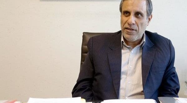 منصور آرامی، رئیس فراکسیون توسعه اقتصاد دریامحور در مجلس شورای اسلامی، درباره اهمیت اقتصاد دریامحور گفت: ابلاغ سیاست‌های کلی توسعه دریامحور برای مجلس بهتر شد، زیرا بررسی برنامه هفتم توسعه در مجلس تمام نشده است. ما بخش‌هایی از برنامه را بررسی کردیم، اما بخش‌هایی از آن باقی مانده است. طبیعتاً باید از الان سعی کنیم این مصوبات و احکامی که در فصل ۱۲ اقتصاد دریا و ترانزیت آمده است، منطبق با سیاست‌های کلی باشد. برای مثال در بند ۲ سیاست ابلاغی تأکید شده است رشد سهم اقتصاد دریا هر سال دو برابر سایر بخش‌های اقتصادی باشد. طی برنامه هفتم توسعه، دولت عددی را آورده است و درباره این عدد در مجلس در حال بحث هستیم تا تطبیق صورت گیرد. باید سیاستگذاری و مدیریت واحد در دریا را از همین الان در فصل اقتصاد دریا ببینیم. یکسری از احکام آمده و لازم است که یکسری از احکام را منطبق کنیم. این سیاست‌ها خیلی به موقع ابلاغ شد، زیرا برنامه هفتم توسعه هنوز به صورت کامل تصویب نشده است و می‌توان تغییراتی را در آن ایجاد کرد. رئیس فراکسیون توسعه اقتصاد دریامحور در مجلس شورای اسلامی تأکید می‌کند: درباره بحث فناوری، ورود و کمک بخش خصوصی در کنار سایر دستگاه‌ها، جلسه با معاونت علمی و معاون رئیس‌جمهور داشتیم. آن‌ها بخشی به عنوان دریا دارند و در آنجا از شرکت‌های دانش بنیان در حوزه نوآوری و فناوری نو حمایت انجام می‌دهند. ورود بخش خصوصی صرفاً در حوزه نوآوری و فناوری نیست. باید سیاست‌های تشویقی در نظر بگیریم که این شرکت‌های دانش بنیان به بحث دریا ورود کنند. یکسری سیاست‌های تشویقی معاونت علمی دارد، اما برای اینکه این شرکت‌ها بیشتر به سمت دریا بیایند باید حمایت و تشویق بیشتر شوند. در بخش‌های دیگر هم باید نوآوری انجام گیرد؛ مثلاً در کشتی سازی، کشتیرانی، شیلات، آبزی‌پروری، بنادر و دریانوردی و... موضوع نوآوری و حتی در حوزه کشاورزی مبتنی بر آب شور و آب شیرین‌کن‌ها باید مدنظر قرار گیرد و استفاده از امواج دریا برای انرژی‌های تجدیدپذیر و همه این موارد در کمک به اجرایی شدن این سیاست نقش دارد. معاونت علمی باکس و جایگاهی دارد و باید این جایگاه تقویت شود. سیاست‌های تشویقی و حمایتی بیشتری تعیین گردد تا جوانان راغب شوند و به سمت این حوزه بیایند. آرامی با اشاره به مغفول ماندن اقتصاد دریامحور در طول سال‌های گذشته می‌گوید: کشور ما جزو کشورهایی است که معدن و منابع دارد. کشورهایی که نفت دارند و مبنای آن‌ها منابع زیرزمینی بوده است، عمدتاً به سمت کارهای سهل رفته‌اند. در ۱۰۰ سال اخیر نفت علاج درد ما بوده و تصور می‌کردیم که مشکلات اقتصادی ما ر ا حل می‌کند. اینکه کشور بزرگی مثل ایران با ۹۰ میلیون جمعیت و پهنه زمینی و دریایی و... بهره لازم را از اقتصاد دریامحور نبرده به این دلیل است که از ظرفیت‌ها استفاده نکردیم. در بحث دریا، معادن، گردشگری و کشاورزی ظرفیت‌های فراوانی در کشور داریم که یک مورد از این‌ها دریاست. گرایش به سمت دریا و ظرفیت دریا در دنیا هم به شکل نو درآمده است و بنادر و سواحل تقویت شدند. در ۳۰، ۴۰ سال اخیر همواره رهبر معظم انقلاب و دلسوزان جامعه این موضوع را مطرح می‌کردند، اما متأسفانه اولویت‌ها فرق داشت، زیرا کار سختی است و تمایل نداشتند به این سمت بروند و دولت‌ها همواره تمایل داشتند به سمت نفت بروند. با ابلاغ این سیاست‌های مهم، فرصت طلایی نصیب جمهوری اسلامی شد. به نظر من مقام معظم رهبری از دهه ۶۰ این موضوع را مطرح می‌فرمودند، اما در قالب سیاست نبوده است. اگر شما به آرشیوها نگاه کنید در سخنرانی‌های اخیر درباره اقتصاد دریامحور و اهمیت آن صحبت کرده‌اند. این بار این موضوع را در قالب ابلاغیه مطرح کردند. ما علاوه بر بحث دریا باید به بحث معدن و گردشگری هم که هیچ‌گاه توجه نداشتیم، نگاه کنیم. نماینده مجلس یازدهم درباره نقش دولت در اجرای این سیاست‌ها تأکید می‌کند: دولت کار بزرگی انجام داد و در برنامه هفتم توسعه و با پیشنهاد دولت سرفصل اقتصاد دریا را لحاظ کردیم. قبل از این هم جلسات متعددی را در فراکسیون با وزارت جهاد کشاورزی، شیلات، معاون علمی، وزارت راه و شهرسازی، وزارت گردشگری، حوزه صنعت، کشتی‌سازی و... داشتیم. سر فصل اقتصاد دریا را در برنامه هفتم توسعه داریم و در کنار سیاست‌های کلی، الزام ما برای کار نظارتی بیشتر می‌شود. یقیناً بعد از تصویب کامل برنامه هفتم توسعه و ابلاغ آن باید برای اجرایی شدن و نظارت اقدام کنیم. آرامی می‌افزاید: رئیس‌جمهور دستور دادند تا دستگاه‌ها مواردی که نیاز به قانون و آیین نامه دارد از الان روی آن کار کنند تا این آیین نامه‌ها نگارش، تدوین و برای اجرایی شدن به دستگاه‌ها ابلاغ شوند. این نماینده مجلس شورای اسلامی می‌گوید: بند اول سیاست‌های ابلاغی در خصوص سیاستگذاری و مدیریت واحد است. این بند بسیار مهم است. باید درباره حکمرانی دریا فکر کنیم. پیشنهاد من است که «شورای عالی دریایی» تشکیل شود. ایده من این است که شورای سیاستگذاری در حوزه دریا تشکیل شود و جای آن در ریاست جمهوری است و شخص رئیس‌جمهور باید متولی امر دریا باشند و شورای دریایی را در دست بگیرند. شورای عالی صنایع دریایی در وزارت صمت داریم، اما فقط درباره صنعت دریاست. اگر این سیاست‌ها را برای مثال به شیلات محول کنیم، فقط به بحث آبزی‌پروری و شیلات پرداخته می‌شود. در حوزه دریانوردی هم یک بخش برعهده این حوزه است. دستگاه‌های مختلفی هستند. شورای سیاستگذاری دریایی باید ضرورتاً و منطبق با این سیاست‌ها تشکیل شود. اگر نیاز است که دولت لایحه بدهد بهتر است خودش لایحه بدهد و در غیر این صورت ما به سمت طرح برویم تا این ابلاغیه اجرا شود. سازمان توسعه مکران و سازمان‌های زیادی داریم که در حوزه دریا کار می‌کنند و ذی‌نفع هستند، اما به تنهایی نمی‌توانند کاری انجام دهند. وقتی اقتصاد را ارزیابی می‌کنیم و سنجش برای آن در نظر می‌گیریم، باید یک مجموعه باشد که آن را ارزیابی کند. موضوع دریا مهم است و اهمیت دارد. وقتی رهبری اعلام و تأکید می‌کنند حتماً باید اجرایی شود.