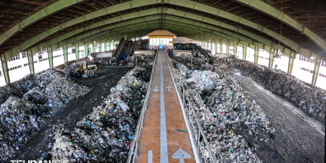 تهرانی‌ها روزی ۶ هزار تن زباله می‌کنند، زباله‌هایی که از مخازن زباله شهر جمع می‌شوند و مستقیم به آراد کوه می‌روند. تصویر زیر نمایان‌گر بخش کوچکی از این زباله‌هاست.