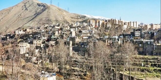 در حالی‌که تصور عمومی از بازار مسکن، محله‌های واقع در منطقه یک تهران را به‌طور طبیعی در ردیف گران‌ترین نقاط پایتخت قرار می‌دهد، واقعیت میدانی این است که برخی از این محله‌ها از جمله زرگنده، فرحزاد، گلابدره و درکه چنین الگوی قیمتی را دنبال نمی‌کنند. پرسش اساسی اینجاست که چرا محله‌هایی با موقعیت جغرافیایی ممتاز، در بازار مسکن رفتار متفاوتی از خود نشان می‌دهند؟ برای واکاوی این پرسش در گفت‌وگویی با هوشنگ فروغمند اعرابی، کارشناس حوزه معماری و شهرسازی، به سراغ مهم‌ترین شاخص‌هایی رفتیم که ارزش زمین و کیفیت سکونت را در این محدوده‌ها شکل می‌دهد. او با اشاره به مفهوم «ارزش همجواری»، ضعف زیرساخت‌ها، دشواری‌های دسترسی، ریزدانگی تاریخی و همچنین روند بلندمدت توسعه در تهران، توضیح می‌دهد که چرا برخی از محله‌های منطقه یک برخلاف تصور عمومی، نه تنها رشد قابل‌توجه قیمتی ندارند، بلکه با چالش‌هایی مواجه‌اند که مانع جذب تقاضای جدید و سرمایه‌گذاری می‌شود. منطقه جغرافیایی به تنهایی تعیین کننده قیمت مسکن نیست هوشنگ فروغمند با اشاره به موقعیت جغرافیایی محله‌هایی مانند زرگنده، گلابدره و درکه که در منطقه ۱ و فرحزاد که در منطقه ۲ قرار دارد به اقتصادنیوز گفت:، اما این موضوع لزوماً به این معنا نیست که باید قیمت بالایی داشته باشند. یعنی منطقه جغرافیایی به‌تنهایی تعیین‌کننده قیمت نیست. ما در مباحث اقتصاد شهری وقتی می‌خواهیم قیمت زمین را احصا کنیم، عوامل مختلفی را در نظر می‌گیریم. او ادامه داد: یکی از این عوامل «ارزش همجواری» است؛ یعنی اینکه همسایه‌های شما چه افرادی هستند. سبک زندگی، سطح درآمد و سطح فرهنگی ساکنان، کاربری‌های اطراف و حتی کیفیت مدرسه‌ها اهمیت زیادی دارد. مدرسه‌ها جایی هستند که کودکان بدون واسطه با هم ارتباط می‌گیرند و برای خانواده‌ها بسیار مهم‌اند. همین خدمات و ویژگی‌های محله‌ای است که «ارزش همجواری» را می‌سازد و این موضوع می‌تواند بسیار مهم‌تر از صرفاً «منطقه یک بودن» باشد. بیشتر بخوانید:بازار مسکن به رنگ قرمز درآمد همچنین گفت: بخش‌هایی که نام بردیم هویت محله‌ای دارند و باید با نگاه محلی به آنها توجه کرد، نه صرفاً با نگاه منطقه‌ای. به همین دلیل، در اینجا باید مفهوم «ارزش منطقه‌ای» را در نظر بگیریم؛ بسیاری از خدمات و امکاناتی که اشاره کردم، در این محله‌ها کیفیت چندان بالایی ندارند و تصویر ذهنی مردم از این محله‌ها نیز با محله‌های دیگر منطقه یک متفاوت است. برخی محلات منطقه یک در گذشته محل سکونت کم درآمد‌ها بود فروغمند افزود: این وضعیت پیشینه تاریخی هم دارد. در گذشته-مثلاً ۵۰ یا ۶۰ سال قبل-به دلایلی این مناطق محل سکونت اقشار کم‌درآمدتر بوده‌اند. زمین‌ها نیز معمولاً محدودیت‌هایی مانند شیب جغرافیایی داشته‌اند یا بخش‌هایی باغ بوده که گروه‌های خاصی در آن ساکن می‌شدند؛ بنابراین تغییر بافت اجتماعی این محله‌ها امری زمان‌بر است. در واقع، این محله‌ها یک زمینه تاریخی دارند که همچنان اثرش باقی است. این تحلیلگر اقتصادی گفت: به‌جز «ارزش همجواری»، یکی دیگر از مدل‌های ارزیابی قیمت زمین، بررسی وضعیت «دسترسی»، «زیرساخت» و «بهره‌برداری» است. یعنی باید ببینیم محله‌ای که کاربری مسکونی دارد چه چالش‌ها و مشکلاتی را تجربه می‌کند. او ادامه داد: محله‌هایی که بالاتر اشاره کردم، در بستر دره‌ها قرار گرفته‌اند، معابر بسیار باریکی دارند، دسترسی در آنها دشوار است، مشکل پارکینگ دارند و هزینه ساخت‌وساز در آنها بالاست. ضعف زیرساخت‌ها در این مناطق از گذشته وجود داشته و حتی مسائل ترافیکی نیز در این محله‌ها مشاهده می‌شود. بافت کالبدی آنها نیز مشخص است که مناسب و استاندارد نیست. 📣 فقط با ماهی 200 هزار تومن، 400 گیگ سرویس اینترنت LTE داشته باش؟! تبلیغ 📣 فقط با ماهی 200 هزار تومن، 400 گیگ سرویس اینترنت LTE داشته باش؟! خرید فوری yn-ad این کارشناس صنعت ساختمان افزود: علاوه بر این، گروه‌های اجتماعی که در گذشته در این محله‌ها ساکن شده‌اند، امروز دیگر توان اقتصادی لازم برای بهبود نما‌ها و ارتقای کیفیت محیط را ندارند؛ بنابراین اگر این مدل ارزیابی را با عوامل پیشین ترکیب کنیم، مشخص می‌شود که چرا این بافت‌ها، مناطقی نیستند که قیمت‌هایشان رشد چشمگیری داشته باشد یا تقاضا به سمت آنها حرکت کند. یکی از نکات مهمی که باید به آن توجه کنیم، به‌ویژه در مباحث بازآفرینی شهری و موضوع بافت‌های فرسوده، مسئله «ریزدانگی» است. به دلیل پیشینه تاریخی این محله‌ها و اینکه در گذشته اقشار کم‌درآمدتر به این مناطق رجوع می‌کردند، اکنون با پدیده ریزدانگی مواجه هستیم. ریزدانگی باعث می‌شود که در جذب سرمایه‌گذار با موانع جدی روبه‌رو شویم فروغمند گفت: ریزدانگی باعث می‌شود که در جذب سرمایه‌گذار با موانع جدی روبه‌رو شویم. چرا؟ چون وجود تعداد زیاد قطعات کوچک، فرآیند‌های حقوقی را بسیار پیچیده و زمان‌بر می‌کند. سرمایه‌گذار در یک بافت ریزدانه برای خرید چند ملک کنار هم، یا برای اقداماتی مانند تجمیع پلاک، با مشکلات حقوقی و اداری متعددی مواجه می‌شود و این موضوع جذابیت سرمایه‌گذاری را به شدت کاهش می‌دهد. حتی با وجود مشوق‌هایی که برای تجمیع در نظر گرفته شده، در نهایت سرمایه‌گذار می‌بیند افق سودآوری چندان بالا نیست و به همین دلیل تمایل چندانی برای ورود به این بافت‌ها ندارد. بیشتر بخوانید:زوج‌های جوان بخوانند / مسکن استیجاری در راه است او ادامه داد: یک نکته مهم دیگر این است که ما به‌صورت تاریخی در ایران و به‌ویژه در تهران، در «توسعه درون‌افزا» با دشواری روبه‌رو بوده‌ایم. در دوره‌های مختلف مدیریت شهری، تصمیم‌ها معمولاً به سمت گزینه‌ای رفته که اجرای آن ارزان‌تر بوده؛ یعنی «توسعه انفصالی». به همین دلیل، توسعه در حاشیه و اطراف شهر آسان‌تر و مقرون‌به‌صرفه‌تر تشخیص داده شده و بخش زیادی از رشد شهری به جای مرکز، در پیرامون اتفاق افتاده است. این روند باعث شده اقتصاد محلات درونی شهر به‌تدریج تضعیف شود؛ زیرا برای بسیاری از افراد مقرون‌به‌صرفه‌تر بوده که مثلاً با شکل‌گیری منطقه ۲۲، واحد‌هایی را در آنجا خریداری کنند تا اینکه در مرکز شهر بمانند. به این ترتیب، مهاجرت از درون بافت‌های مرکزی به سمت بافت‌های جدید و حاشیه‌ای آغاز شد. چرا بافت‌های مرکزی ضعیف‌تر شدند؟ او افزود: حتی اگر محلات قدیمی و ارزشمندی مانند محله سنگلج را بررسی کنیم، می‌بینیم همین الگو تکرار شده است. سنگلج زمانی-در حدود صد سال پیش-بهترین نقطه تهران به‌شمار می‌رفت، اما به دلیل ارزان‌تر بودن توسعه در حاشیه و امکان ساخت‌وساز در قطعات وسیع‌تر، به‌تدریج جمعیت متمول از مرکز شهر خارج شد. مرکز شهر که زمانی محور اتفاقات مهم بوده، کم‌کم بخشی از ظرفیت اقتصادی خود را از دست داد و این فرآیند باعث شد-فارغ از مسئله تورم-بافت‌های مرکزی ضعیف‌تر شوند. مجموعه این تحولات باعث شده بافت‌های درونی از نظر اقتصادی قدرت خود را از دست بدهند. در کنار آن، ریزدانگی و در ادامه فرسودگی، نتیجه همان تقدم توسعه انفصالی بر توسعه درون‌زا بوده است. فروغمند گفت: در کشور‌هایی مانند فرانسه، به‌ویژه در شهر پاریس، سیاست‌هایی اتخاذ شده که باعث می‌شود خانواده‌ها و اقشار با درآمد بالاتر در همان محله محل سکونت خود باقی بمانند. این سیاست‌ها هم به «ارزش همجواری» توجه داشته، هم به «ارزش تاریخی» محله‌ها، و هم شامل حمایت‌هایی مانند معافیت‌های مالیاتی و تسهیلات شهری بوده است. امروز سنگلج می‌توانست همچنان یکی از بهترین محله‌های تهران باشد او ادامه داد: چنین ابزار‌هایی کمک می‌کند افراد حتی اگر وضعیت اقتصادی‌شان بهتر شود باز هم تمایل داشته باشند در همان محله بمانند و جابه‌جا نشوند. برای مثال، اگر در تهران اقداماتی صورت می‌گرفت که باعث می‌شد ساکنان قدیمی و متمول محله سنگلج مانند بازاری‌ها و تاجر‌هایی که در گذشته در آن محله زندگی می‌کردند در همان‌جا بمانند و انگیزه‌ای برای نقل‌مکان نداشته باشند، امروز سنگلج می‌توانست همچنان یکی از بهترین محله‌های تهران باشد. در این حالت، محله‌های اطراف بازار نیز طی صد تا دویست سال گذشته توسط ساکنان پردرآمد آن تقویت و آباد می‌شدند و سرمایه اقتصادی همچنان در همان محدوده باقی می‌ماند. این کارشناس در پایان افزود:، اما چنین سیاست‌گذاری‌هایی در تهران هیچ‌گاه مورد توجه قرار نگرفت و از نظر تصمیم‌گیری شهری مغفول ماند. به همین دلیل است که امروز می‌بینیم بخش‌های مرکزی شهر که تاریخی‌ترین نقاط تهران محسوب می‌شوند دچار افت شده‌اند. روند مشابهی نیز در برخی مناطق بالای شهر، از جمله فرحزاد و دیگر محله‌های این چنینی، مشاهده می‌شود. یعنی ما در سیاست‌گذاری شهری این نکته مهم را در نظر نداشتیم که چگونه می‌توانیم ساکنان با توان مالی بالاتر را در محله‌های تاریخی و قدیمی حفظ کنیم تا اقتصاد محلی آنها پایدار بماند.