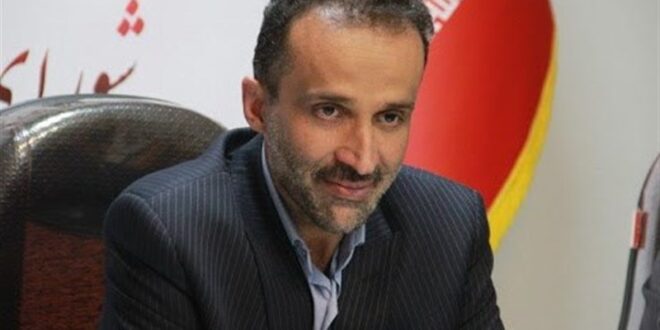ابراهیم نجفی نائب رئیس کمیسیون عمران مجلس شورای اسلامی در گفت‌وگو با خبرنگار پارلمانی خبرگزاری تسنیم، با اشاره به عملکرد وزارت راه و شهرسازی در اجرای برنامه هفتم توسعه طی یک سال گذشته گفت: با وجود اینکه هنوز گزارش عملکرد یک ساله وزارت راه در حوزه ساخت مسکن به دست ما نرسیده اما خانم صادق در آخرین جلسه مشترکی که با کمیسیون عمران داشت از تحویل حدود 2 میلیون و 500 هزار پرونده متقاضیان نهضت ملی مسکن به بانک‌ها گفت اما آمار واقعی نشان می‌دهد که پروژه‌های تکمیل‌شده به زحمت به 100 هزار واحد می‌رسد. وی با انتقاد از عدم اجرای ماده 50 قانون برنامه هفتم توسعه توسط وزارت راه و شهرسازی خاطرنشان کرد: این ماده تکالیف روشنی در حوزه تأمین زمین و زیرساخت‌ها برای وزارت راه تعیین کرده اما تاکنون گزارشی مستند از تحقق این احکام این ماده در اختیار مجلس قرار نگرفته است. نائب رئیس کمیسیون عمران مجلس ادامه داد: طبق ماده 50 قانون برنامه هفتم، وزارت راه مکلف شده حداقل دو دهم درصد مساحت سرزمین به ظرفیت سکونتگاهی کشور اضافه کند که این مقدار حدود 330 هزار هکتار در طول برنامه می‌شود اما تاکنون کمتر از 10 درصد این حکم اجرایی شده است. نجفی با بیان اینکه طبق قانون ساماندهی بازار زمین و اجاره‌بها، شورای عالی مسکن موظف است در شهرهای بالای 100 هزار نفر جمعیت و با نرخ تورم بالای 30 درصد برای کنترل اجاره‌بها ورود کند، خاطرنشان کرد: شورای عالی مسکن در این زمینه ورود مناسبی داشت اما انتظار می‌رود دولت و بانک‌ها در حوزه پرداخت تسهیلات نیز به تکالیف قانونی خود عمل کنند. وی تاکید کرد: انتظار ما از وزارت راه این است که در سریع‌ترین زمان ممکن گزارش خود درباره میزان عملیاتی کردن مفاد قانون برنامه هفتم توسعه را به مجلس ارائه کند.