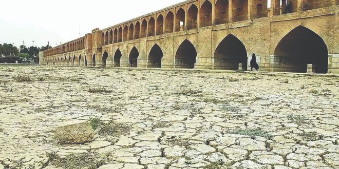 ماجرای وقوع فرونشست‌های پی‌درپی در نقاط گوناگون استان اصفهان زیرساخت‌های مختلف را دچار آسیب کرده و علاوه بر آن موجب نگرانی مردم ساکن این استان شده است. علی بیت‌اللهی، رییس بخش زلزله‌شناسی و خطرپذیری مرکز تحقیقات راه، مسکن و شهرسازی طی روزهای اخیر در گفت‌وگو با رسانه‌ها از ضرورت انجام اقدامات لازم برای کنترل پدیده فرونشست زمین در اصفهان سخن گفته است. به گفته بیت‌اللهی اگر این کار انجام نشود، روزی می‌رسد که لازم است جمعیتی بین ۵/۲ تا ۳میلیون نفر را در اصفهان و اطراف آن تخلیه کنیم و قطعا اگر چنین اتفاقی در این منطقه بیفتد نوعی بحران ملی رخ خواهد داد. داریوش گل‌علیزاده، مدیرکل محیط‌زیست اصفهان در این‌باره می‌گوید: مجموعه‌ای از عوامل مختلف مثل آلودگی هوا، فرونشست زمین، تغییر اقلیم و مواردی از این دست باعث کاهش رفاه زیستی در استان اصفهان و در نتیجه افزایش مهاجرت اهالی اصفهان شده است. مردم اصفهان برای برخورداری از شرایط زیستی بهتر به نقاط مناسب‌تر کشور مهاجرت می‌کنند. پدیده جدیدی به نام مهاجرت محیط‌زیستی! فرونشست اصفهان که حالا به مرز بحران رسیده باعث شکل‌گیری پدیده جدیدی به نام مهاجرت محیط‌زیستی شده است. متاسفانه به علت ناکارآمدی و سوءمدیریت، جمع کثیری از شهروندان این استان باید خانه و کاشانه خود را به دلیل فرونشست و در امان ماندن ترک و به نقطه‌ای امن مهاجرت کنند. مدیرکل محیط‌زیست استان اصفهان در این‌باره گفت: در حال حاضر متاسفانه وضعیت فرونشست زمین در اصفهان به عنوان یک چالش محسوب می‌شود که به یک بحران تبدیل شده است و بیشتر فرونشست‌ها هم متاسفانه در نقاط مسکونی و سکونتگاهی دارد اتفاق می‌افتد و البته تاکنون برخی از مدارس اصفهان به دلیل فرونشست زمین تخلیه شده‌اند. وی افزود: وقوع فرونشست‌ها یکی از پیامدهای خشکسالی‌های اخیر است که با برداشت بی‌رویه آب از سفره‌های زمینی، کاهش ورودی آب به سفره‌ها، عدم تغذیه آبخوان‌ها و همچنین خشکی رودخانه زاینده‌رود که یکی از منابع تغذیه و تعادل‌بخشی به آبخوان بوده، این فرونشست‌ها تشدید شده است. شبکه فاضلابی که در اصفهان ایجاد شده و متاسفانه آب تصفیه‌شده‌ای که از این طریق به دست می‌آید، در اختیار بخش صنعت قرار می‌گیرد و به تعادل‌بخشی سفره‌های زیرزمینی اختصاص پیدا نمی‌کند. گل‌علیزاده درباره اقدامات انجام شده، تصریح کرد: به دنبال این هستیم که از پساب حاصل از تصفیه‌خانه‌های مربوط به فاضلاب‌ها برای تعادل‌بخشی به آبخوان‌ها و سفره‌های زیرزمینی استفاده کرده و سطح برداشت آب از این سفره‌ها را کاهش بدهیم. ما علائم فرونشست را داریم می‌بینیم ۱۵تا ۱۸سانتیمتر میانگین فرونشست استان اصفهان در نقاط مختلف است که در واقع جمعیت ساکن در نقاط شهری را هم در برمی‌گیرد. اصفهان جزو استان‌های پرخطر در موضوع فرونشست زمین است. مدیرکل محیط‌زیست اصفهان با اشاره به مناطقی که بیشتر در معرض فرونشست قرار دارند، ادامه داد: در نقاطی از استان اصفهان مثل «دشت بُرخوار، دولت‌آباد، دشت مهیار شهرضا» شدت فرونشست زمین بیشتر و شدیدتر از سایر نقاط بوده، همچنین فرونشست زمین خیلی از آثار تاریخی استان اصفهان را نیز تحت‌تاثیر قرار داده است.» در گام اول باید به دنبال جلوگیری از تشدید فرونشست زمین باشیم؛ الگوی کشت مناسب که به آب کمی نیاز داشته باشد را باید در کشاورزی استان اصفهان مورد استفاده قرار بدهیم و اقدامات اینچنینی می‌تواند کمک کند که مانع تشدید وضعیت فعلی فرونشست زمین در استان اصفهان شود. اگر فرونشستی اتفاق بیفتد دیگر به هیچ وجه برگشت‌پذیر و قابل اصلاح نیست و وقتی خاک خاصیت جذب آب خود را از دست بدهد، فشرده می‌شود و یکدفعه نشست می‌کند و بسیار خطرناک است. حتی اگر بارانی بعد از فرونشست زمین ببارد، خاک قدرت جذب آن را ندارد و باعث بروز سیلاب می‌شود. مردم و آثار تاریخی در معرض سقوط قرار دارند فقط با ماهی 200 هزار تومن هرجایی اینترنت TD-LTEداشته باش+ ارسال رایگان تبلیغ فقط با ماهی 200 هزار تومن هرجایی اینترنت TD-LTEداشته باش+ ارسال رایگان ثبت نام سریع yn-ad گل‌علیزاده در این‌باره اظهار کرد: مردم با وقوع فرونشست‌ها نیز مثل وقوع خشکسالی و‌… به سمت نقاط و شهرهایی مهاجرت کرده‌اند که به اصطلاح شهرهای برخوردار هستند و شرایط زیستی بهتری دارند. این مهاجرت نشان می‌دهد مبدا شرایط زیستی مناسبی ندارد و به دنبال آن شهرهای مقصد یا همان شهرهای برخوردار از امکانات نیز به دلیل افزایش مهاجرت و تراکم جمعیتی بیش از توان اکولوژیکی و محیط‌زیستی آن مناطق نیز دچار مشکل و کم‌برخورداری می‌شوند. وی با اشاره به تهدید جدی فرونشست برای آثار تاریخی افزود: خطرات فرونشست زمین در هر نقطه‌ای آنقدر مهم و غیرقابل جبران است که در صورت بی‌توجهی به هشدارهای اولیه، علاوه بر وارد آمدن آسیب به ابنیه تاریخی، مردمی که در حال تردد با خودروها در آن محدوده هستند نیز دچار آسیب‌های جدی می‌شوند و خب این مساله در مورد اصفهان نیز صدق می‌کند. در اصفهان چون رودخانه زاینده‌رود تحت‌تاثیر فرونشست قرار گرفته، همین الان در آثار تاریخی چون سی‌وسه پل، پل خواجو و… هم ترک‌هایی دیده شده است. در برخی دیگر از آثار تاریخی سطح شهر اصفهان این ترک‌ها دیده می‌شود و در خیلی از خانه‌ها و مدارس نیز این ترک‌ها مشاهده شده و خب اینها همه علامت فرونشست است و باید از ایجاد خسارت و آسیب جدی به عموم مردم مثل دانش‌آموزان و سایر شهروندان جلوگیری کنند و پس از انجام بررسی و آسیب‌شناسی در نقاطی که ترکی مشاهده شود، اگر در پهنه قرمز بحرانی قرار بگیرد، منزل یا مدرسه و با هر ابنیه دیگری که باشد، آن را تخلیه می‌کنند. با این اوصاف تهدید و تبعات فرونشست تنها برای اصفهان نیست. به باور بسیاری از کارشناسان و فعالان محیط‌زیستی ۴۰۰ دشت ایران هم اینک در معرض خطر قرار دارند. حال که فرونشست اصفهان به مرز بحران رسیده، کارشناسان با اشاره به این مساله هشدار داده‌اند که علاوه بر اصفهان، کرمان نیز در معرض خطر فرونشست قرار دارد. استان‌های در معرض تهدید از نظر جمعیت شهری نیز استان‌های تهران، خراسان‌رضوی، اصفهان، البرز، کرمان و قم هرکدام با جمعیتی بالای یک میلیون نفر در ردیف استان‌هایی با ریسک جمعیتی بالا و در معرض خطر فرونشست زمین قرار دارند. استان‌هایی که پهنه‌هایی با خطر بالای فرونشست زمین دارند، به ترتیب گستردگی عبارتند از: اصفهان، تهران، کرمان، خراسان‌رضوی، البرز، فارس، یزد، همدان، مرکزی، چهارمحال‌وبختیاری، آذربایجان‌شرقی، زنجان، قم، اردبیل، کردستان، آذربایجان‌غربی، مازندران، خراسان شمالی و کرمانشاه. براساس مطالعات انجام شده، استان اصفهان با ۳۱شهر واقع بر پهنه‌های با خطر بالای فرونشست زمین، در ردیف نخست از نظر سکونتگاه‌های شهری دارای بیشترین زون فرونشست قرار دارد. پس از آن، استان‌های تهران با ۳۰‌شهر، کرمان با ۲۵‌شهر و خراسان‌رضوی با ۲۴شهر، رتبه‌های بعدی را از منظر این مخاطره به خود اختصاص داده‌اند. در میان محدوده‌های واقع بر پهنه‌های با خطر بالای فرونشست زمین، شهرهای استان خراسان‌رضوی وضعیت نامطلوب‌تری نسبت به دیگر شهرها دارند، همچنین استان‌های تهران، اصفهان، یزد، کرمان و قم دارای تعداد بیشتری از واحدهای مسکونی فاقد اسکلت هستند که بر پهنه‌های فرونشستی با خطر بالا واقع شده‌اند.این موضوع نشان می‌دهد علاوه بر اصفهان، استان‌های دیگری نیز در معرض فرونشست قرار دارند که می‌تواند به دنباله آن بحران‌ها و تبعات گسترده‌ای برای جامعه و کشور شکل گیرد که بسیار آسیب‌زاست. تبعات گسترده فرونشست همه لوازم مدرسه و دانشگاه در دیجی‌کالا تبلیغ همه لوازم مدرسه و دانشگاه در دیجی‌کالا خرید yn-ad معضل فرونشست را می‌توان از ابعاد مختلف بررسی کرد. این مساله ابتدا زیرساخت‌های یک استان را نابود می‌سازد. بسیاری از کارشناسان معتقدند که فرونشست می‌تواند باعث ترک‌خوردگی یا خراب شدن پل‌ها و جاده‌ها و تاسیسات شهری شود. از سوی دیگر به‌دنباله این موضوع، هزینه‌های سنگین تعمیرات و بازسازی در صورت خرابی این زیرساخت‌ها به‌وجود می‌آید. علاوه بر آن حوزه کشاورزی نیز دچار آسیب جدی خواهد شد. کاهش سطح زمین و فرسایش خاک موجب نابودی زمین‌های کشاورزی خواهد شد که باعث شکل‌گیری بحران غذایی، افزایش قیمت محصولات، بیکاری افراد و از بین سرمایه می‌شود. فرونشست اما تبعات محیط‌زیستی نیز به‌دنبال دارد. تخریب خاک و پوشش گیاهی، افزایش احتمال وقوع سیل و آبگرفتگی را نیز به‌دنبال خواهد داشت. در نتیجه این بحران‌ها محیط‌زیست زیبای کشور نابود شده و زندگی جمعیت کثیری از مردم هم آسیب خواهد دید. علاوه بر تبعات اقتصادی، معیشتی و محیط‌زیستی که عنوان شد، معضلات جدی اجتماعی نیز به‌دنباله فرونشست در جامعه شکل می‌گیرد. برای مثال اگر این موضوع در بلند‌مدت ادامه‌دار شود، بحران مهاجرت شهروندان درگیر فرونشست رخ می‌دهد. به باور کارشناسان، درصورت وخیم شدن اوضاع، مردم ناچار هستند به شهرهای اطراف مهاجرت کنند. این مساله علاوه بر بحران افزایش جمعیت، فشارهای شدید اقتصادی و اجتماعی را برای استان‌های مهاجرت‌پذیر ایجاد می‌کند. از سوی دیگر امنیت غذایی مردم نیز در صورت ادامه‌دار بودن فرونشست شکل می‌گیرد. این مسائل جدای از هزینه‌های سنگین اقتصادی باعث کاهش اعتماد مردم شده و می‌تواند بار سنگینی را بر دوش کشور بگذارد. زنگ خطر به صدا درآمده گفتنی است، باوجود هشدارهای متعدد کارشناسان درباره بحران‌های فعلی، متاسفانه اقدام جامع و کاملی از سوی دولت انجام نشده و این موضوع در آینده می‌تواند آسیب جدی را به جامعه وارد کند. حال که در طول روزهای اخیر زنگ خطر فرونشست در اصفهان به صدا در آمده، امید می‌رود توجه کافی به این مساله شود. گفته شد که اگر چنین نشود میلیون‌ها انسان مجبورند محل زندگی خود را ترک و به مکانی دیگر مهاجرت کنند که در نتیجه آن پیامدهای منفی متعددی به بار خواهد آمد و شرایط کشور را بیش از پیش دشوارتر خواهد کرد.