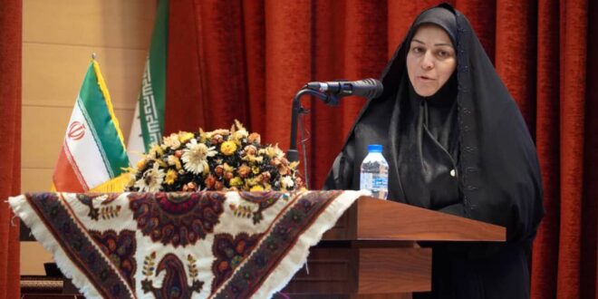 روابط عمومی استانداری کرمان، مرضیه مهدوی در مراسم تکریم و معارفه مدیرکل راه و شهرسازی استان کرمان با حضور رییس مجمع نمایندگان استان و معاون توسعه مدیریت و منابع انسانی وزارت راه و شهرسازی؛ خدمت به مردم را بالاترین افتخار دانست و گفت: راه و شهرسازی یکی از اصلی‌ترین محورهای توسعه استان است. وی تاکید کرد: انتظار می‌رود این مجموعه با شتاب و دقت بیشتری در زمینه اجرای طرح‌های حمایتی مسکن، بازآفرینی شهری، و ساماندهی اراضی دولتی گام برداشته شود. معاون توسعه مدیریت و منابع استانداری کرمان با تأکید بر ضرورت نگاه کارشناسانه در بازنگری طرح‌های جامع و تفصیلی شهرهای استان افزود: با همدلی و هم‌افزایی همه دستگاه‌ها، می‌توان کرمان را به جایگاهی شایسته رساند. همچنین در این آئین، دکتر رحیمی معاون توسعه مدیریت و منابع انسانی وزارت راه و شهرسازی با اشاره به تاریخ دیرینه تلاش ایرانیان برای آبادانی کشور، گفت: پروژه‌های قنات‌سازی هزاران سال طول کشید و نسل‌های مختلف آن را ادامه دادند؛ ایرانیان در طول تاریخ برای ایران کار کردند و حتی جان خود را فدا کردند. وی با بیان اینکه مسئولیت‌ها همچون ساعت شنی در حال گذر است افزود: هرکدام از ما باید در پایان دوره مدیریتی خود بتوانیم با اطمینان بگوییم که تمام توان خود را برای خدمت به مردم به‌کار گرفتیم. رحیمی راه و شهرسازی را دنیای فرصت‌ها دانست و تصریح کرد: ایران را امروز از تخت‌جمشید و بناهای تاریخی‌اش می‌شناسند و اکنون نیز ما باید یادگاری ماندگار برای آیندگان به‌جا بگذاریم. ایجاد یک راه یا یک مسیر، اقدامی است که نسل‌های آینده نیز از آن بهره‌مند خواهند شد. معاون توسعه مدیریت و منابع انسانی وزارت راه و شهرسازی خاطرنشان کرد: تقاضاها از وزارت راه و شهرسازی بسیار است و کارهای انجام‌نشده نیز زیاد؛ همین که مسئولیتی به ما سپرده می‌شود به معنای اعتماد و امیدی است که باید پاسخ آن را با تلاش و خدمت صادقانه بدهیم. در پایان این مراسم، ضمن قدردانی از خدمات آقای حافظی، آقای حاجی‌زاده به‌عنوان مدیرکل جدید راه و شهرسازی استان کرمان معارفه شد.