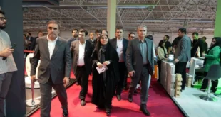 ؛ این دوره از نمایشگاه با شعار بهره‌وری و هوشمندسازی، برگزار و میزبان فعالان، سرمایه‌گذاران و شرکت‌های دانش‌بنیان خواهد بود. نمایشگاهی که در آن شاهد رونمایی از فناوری‌های نوین و ارتقای نقش بخش خصوصی برای تقویت کریدورهای ترانزیتی منطقه‌ای خواهیم بود. غلامرضا رضائیان رئیس ستاد برگزاری نمایشگاه و کنفرانس حمل و نقل و لجستیک گفت:رویکرد اصلی این رویداد توسعه زنجیره یکپارچه حمل ونقل و لجستیک با محوریت بهره وری، هوشمندسازی و ارتقای نقش بخش خصوصی است. این محورها بر اساس نیازهای راهبردی کشور، سیاست های کلان توسعه زیرساخت ها و ضرورت ارتقای جایگاه ایران در کریدورهای بین المللی ترانزیتی انتخاب شده اند. وی اضافه کرد: در نهمین دوره نمایشگاه سه حوزه حمل ونقل جاده ای، ریلی و دریایی به عنوان ستون های اصلی جابه جایی کالا و مسافر و موتور محرک ترانزیت منطقه ای کشور، در کانون توجه قرار گرفته اند و بخش قابل توجهی از برنامه ها، پنل ها و مشارکت شرکت ها نیز بر همین محورها متمرکز است. سایر حوزه ها نیز در قالب رویکرد تکمیلی و پیوندی با این سه بخش مورد توجه قرار دارند. رضائیان در ادامه گفت: تمرکز این نمایشگاه بر چالش هایی مانند نوسازی ناوگان فرسوده، کمبود زیرساخت های لجستیکی، کمبود سرمایه گذاری، موانع قانونی و نیاز به هوشمندسازی فرآیندهاست و تلاش می شود با هم افزایی بخش دولتی و خصوصی، راهکارهای عملیاتی ارائه شود. رئیس ستاد برگزاری نهمین رویداد حمل و نقل و لجستیک افزود:در این نمایشگاه،حضور شرکت های بزرگ، هلدینگ ها، سرمایه گذاران، اپراتورها و تشکل های تخصصی به صورت هدفمند برنامه ریزی شده و فضاهای اختصاصی برای مذاکرات مستقیم(B2B) و(B2G)، تعریف پروژه های مشترک، جذب سرمایه گذاری و عقد تفاهم نامه های اجرایی فراهم شده است و هدف این بوده که نمایشگاه از یک رویداد صرفاً نمایشی به یک پلتفرم واقعی تصمیم سازی و اجرای پروژه ها تبدیل شود. نهمین نمایشگاه و کنفرانس حمل‌ و نقل، لجستیک و صنایع وابسته از فردا تا 26 آذرماه هر روز از ساعت 10 تا 18 در شبستان اصلی مصلی بزرگ امام خمینی(ره) آماده بازدید علاقمندان است.