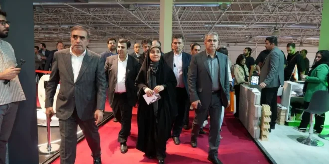 ؛ این دوره از نمایشگاه با شعار بهره‌وری و هوشمندسازی، برگزار و میزبان فعالان، سرمایه‌گذاران و شرکت‌های دانش‌بنیان خواهد بود. نمایشگاهی که در آن شاهد رونمایی از فناوری‌های نوین و ارتقای نقش بخش خصوصی برای تقویت کریدورهای ترانزیتی منطقه‌ای خواهیم بود. غلامرضا رضائیان رئیس ستاد برگزاری نمایشگاه و کنفرانس حمل و نقل و لجستیک گفت:رویکرد اصلی این رویداد توسعه زنجیره یکپارچه حمل ونقل و لجستیک با محوریت بهره وری، هوشمندسازی و ارتقای نقش بخش خصوصی است. این محورها بر اساس نیازهای راهبردی کشور، سیاست های کلان توسعه زیرساخت ها و ضرورت ارتقای جایگاه ایران در کریدورهای بین المللی ترانزیتی انتخاب شده اند. وی اضافه کرد: در نهمین دوره نمایشگاه سه حوزه حمل ونقل جاده ای، ریلی و دریایی به عنوان ستون های اصلی جابه جایی کالا و مسافر و موتور محرک ترانزیت منطقه ای کشور، در کانون توجه قرار گرفته اند و بخش قابل توجهی از برنامه ها، پنل ها و مشارکت شرکت ها نیز بر همین محورها متمرکز است. سایر حوزه ها نیز در قالب رویکرد تکمیلی و پیوندی با این سه بخش مورد توجه قرار دارند. رضائیان در ادامه گفت: تمرکز این نمایشگاه بر چالش هایی مانند نوسازی ناوگان فرسوده، کمبود زیرساخت های لجستیکی، کمبود سرمایه گذاری، موانع قانونی و نیاز به هوشمندسازی فرآیندهاست و تلاش می شود با هم افزایی بخش دولتی و خصوصی، راهکارهای عملیاتی ارائه شود. رئیس ستاد برگزاری نهمین رویداد حمل و نقل و لجستیک افزود:در این نمایشگاه،حضور شرکت های بزرگ، هلدینگ ها، سرمایه گذاران، اپراتورها و تشکل های تخصصی به صورت هدفمند برنامه ریزی شده و فضاهای اختصاصی برای مذاکرات مستقیم(B2B) و(B2G)، تعریف پروژه های مشترک، جذب سرمایه گذاری و عقد تفاهم نامه های اجرایی فراهم شده است و هدف این بوده که نمایشگاه از یک رویداد صرفاً نمایشی به یک پلتفرم واقعی تصمیم سازی و اجرای پروژه ها تبدیل شود. نهمین نمایشگاه و کنفرانس حمل‌ و نقل، لجستیک و صنایع وابسته از فردا تا 26 آذرماه هر روز از ساعت 10 تا 18 در شبستان اصلی مصلی بزرگ امام خمینی(ره) آماده بازدید علاقمندان است.