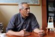 کمال اطهاری در گفت‌وگو با ایسنا، با اشاره به محدود شدن امکان استفاده از سیاست‌های کوتاه‌مدت برای حل مشکلات اقتصادی کشور، اظهار کرد: اقتصاد ایران در شرایطی قرار گرفته که تقریباً تمام ظرفیت‌های سیاست‌گذاری کوتاه‌مدت برای مدیریت مشکلات آن مصرف شده و دیگر نمی‌توان برای حل مسائل ساختاری اقتصاد به راهکارهای مقطعی تکیه کرد. وی با بیان اینکه کاهش فشار تورمی و جلوگیری از تحمیل هزینه‌های بیشتر به معیشت مردم، نیازمند توجه به ریشه‌های مشکلات اقتصادی است، گفت: مسئله اقتصاد ایران را نمی‌توان صرفاً در چارچوب تصمیم‌های کوتاه‌مدت بررسی کرد؛ زیرا بخشی از مشکلات کنونی، ریشه در جهت‌گیری‌هایی دارد که طی سال‌های گذشته مسیر تخصیص منابع و اولویت‌های توسعه کشور را تغییر داده‌اند. اطهاری با اشاره به فاصله سال‌های ۱۳۸۴ تا ۱۳۹۲، اظهار کرد: در این دوره، ایران حدود ۷۰۰ میلیارد دلار درآمد ارزی به دست آورد؛ رقمی که تقریباً با مجموع درآمدهای ارزی کشور در دوره‌های پیش از آن برابری می‌کرد. این پژوهشگر اقتصاد سیاسی و توسعه معتقد است چنین منابعی می‌توانست فرصتی برای تغییر ساختار اقتصاد ایران و حرکت به سمت اقتصاد دانش‌بنیان باشد، اما جهت‌گیری اقتصادی اتخاذشده، سرمایه را از مسیر تولید و نوآوری دور کرد و مسکن به‌عنوان لوکوموتیو اقتصاد معرفی شد. مسکن چگونه به لکوموتیو اقتصاد ایران تبدیل شد؟ اطهاری با انتقاد از این ایده که «لکوموتیو اقتصاد ایران مسکن است»، گفت: در شرایطی که کشور می‌توانست از درآمدهای ارزی خود برای توسعه فناوری، تقویت تولید و ایجاد زیرساخت‌های اقتصاد دانش‌بنیان استفاده کند، مسکن به‌عنوان محور اصلی تحرک اقتصادی مطرح شد؛ درحالی‌که این انتخاب با نیازهای بلندمدت توسعه کشور هم‌خوانی نداشت. وی توضیح داد: سرمایه‌گذاری در فعالیت‌های مولد می‌تواند به تولید کالاها و خدمات جدید، توسعه فناوری، افزایش بهره‌وری و ایجاد ظرفیت‌های تازه اقتصادی منجر شود؛ اما هنگامی که ملک به مقصد اصلی سرمایه تبدیل می‌شود، منابع مالی به‌جای آنکه در مسیر ایجاد ظرفیت‌های تولیدی و فناورانه قرار گیرند، در دارایی‌های ملکی متمرکز می‌شوند. به گفته این پژوهشگر اقتصاد سیاسی و توسعه، مسئله صرفاً افزایش ساخت‌وساز یا گسترش بازار مسکن نبود، بلکه به اولویتی مربوط می‌شد که در سیاست‌گذاری اقتصادی به این بخش داده شد. از نگاه او، منابعی که می‌توانستند به توسعه فعالیت‌های دانش‌بنیان و افزایش توان رقابتی اقتصاد ایران کمک کنند، به سمت فعالیت‌های ملکی رفتند و فرصت استفاده از آنها برای تقویت بخش‌های مولد محدود شد. اطهاری معتقد است در چنین شرایطی، افزایش سرمایه‌گذاری در ملک لزوماً به معنای تقویت متناسب ظرفیت تولیدی کشور نیست؛ زیرا ارزش دارایی‌های ملکی می‌تواند افزایش یابد، بدون آنکه اقتصاد به همان نسبت از فناوری‌های جدید، بهره‌وری بالاتر یا ظرفیت‌های تازه تولید برخوردار شود. وی در این چارچوب، سیاست‌هایی را که مسکن را به موتور اصلی رشد اقتصادی تبدیل می‌کنند، از منظر فرصت‌های از دست‌رفته توسعه مورد انتقاد قرار داد و تأکید کرد که اقتصاد ایران در آن دوره می‌توانست مسیر دیگری را برای استفاده از درآمدهای ارزی خود انتخاب کند. در همین چارچوب، سیاست‌هایی مانند اجرای طرح مسکن مهر نیز در کنار اولویت یافتن ساخت‌وساز مسکونی، بخشی از فضای سیاست‌گذاری مسکن در آن سال‌ها را شکل می‌دادند. با این‌حال، نقد اصلی اطهاری در این گفت‌وگو متوجه تبدیل مسکن به محور اصلی رشد اقتصادی و غفلت از توسعه فناوری و اقتصاد دانش‌بنیان است، نه صرفاً ساخت واحدهای مسکونی. منطقه ۲۲ تهران؛ قرار بود قطب فناوری شود وی برای توضیح پیامدهای این جهت‌گیری، به طرح تبدیل منطقه ۲۲ تهران به یک «تکنوپل» یا قطب فناوری اشاره کرد؛ طرحی که با هدف فراهم کردن زمینه ورود ایران به اقتصاد دانش‌بنیان مطرح شده بود. دانشگاه‌های برتر کشور عمدتاً در تهران متمرکز بودند و این شهر از ظرفیت‌های علمی و صنعتی قابل‌توجهی برخوردار بود. از این‌رو، می‌شد با ایجاد پیوند میان دانشگاه‌ها، صنایع، سرمایه‌گذاری و فعالیت‌های فناورانه، منطقه ۲۲ تهران را به مرکزی برای توسعه فناوری‌های پیشرفته تبدیل کرد. این پژوهشگر اقتصاد سیاسی و توسعه با اشاره به مجاورت منطقه ۲۲ با منطقه ۲۱ تهران که ظرفیت‌های صنعتی دارد، اظهار کرد: ایده این بود که منطقه ۲۲ به تکنوپل تبدیل شود تا زمینه توسعه فعالیت‌های فناورانه و حرکت تهران به سمت اقتصاد دانش فراهم شود؛ اما مسیر توسعه این منطقه به سمت فعالیت‌های مسکونی تغییر کرد. اطهاری که در شکل‌گیری این پیشنهاد مشارکت داشته است، این تغییر مسیر را نمونه‌ای از کنار گذاشتن یک فرصت توسعه‌ای دانسته و معتقد است منطقه‌ای که می‌توانست با استفاده از ظرفیت دانشگاه‌ها و صنایع، به ایجاد فعالیت‌های نوآورانه و اشتغال تخصصی کمک کند، به‌جای ایفای چنین نقشی، در مسیری متفاوت قرار گرفت. وی تأکید کرد: موضوع منطقه ۲۲ صرفاً به انتخاب یک کاربری شهری مربوط نیست، بلکه باید آن را در چارچوب اولویت‌های اقتصادی کشور بررسی کرد؛ زیرا توسعه یک قطب فناوری می‌توانست ارتباط میان دانش، سرمایه و تولید را تقویت کند و زمینه ایجاد ارزش افزوده در بخش‌های پیشرفته اقتصاد را فراهم آورد. هنگامی که چنین ظرفیت‌هایی به سمت فعالیت‌های ملکی سوق داده می‌شوند، کشور بخشی از امکان خود را برای ایجاد مراکز نوآوری، توسعه فناوری و شکل‌گیری کسب‌وکارهای دانش‌بنیان از دست می‌دهد. فرصت جذب سرمایه و فناوری از دست رفت این پژوهشگر اقتصاد سیاسی و توسعه با اشاره به شرایط بین‌المللی ایران در سال‌های مورد بحث، اظهار کرد: در آن دوره، تحریم‌ها هنوز به اندازه دوره‌های بعد محدودکننده نبودند و امکان بیشتری برای جذب سرمایه‌گذاری خارجی وجود داشت. وی گفت: ایران می‌توانست از طریق مناطق آزاد و دیگر ظرفیت‌های اقتصادی، سرمایه‌گذاری خارجی را با هدف ورود هم‌زمان سرمایه و فناوری جذب کند؛ الگویی که در ادبیات اقتصادی از آن با عنوان سرمایه‌گذاری مستقیم خارجی یاد می‌شود. اطهاری با تأکید بر اینکه اهمیت این نوع سرمایه‌گذاری تنها به ورود منابع مالی محدود نمی‌شود، توضیح داد: سرمایه‌گذاری خارجی می‌تواند زمینه انتقال فناوری، دانش فنی و روش‌های نوین تولید را فراهم کند و به توسعه ظرفیت‌های اقتصادی کشور میزبان بیانجامد. به گفته او، ایران می‌توانست در دوره برخورداری از درآمدهای ارزی قابل‌توجه، زیرساخت‌های لازم را برای جذب سرمایه‌گذاری فناورانه فراهم کند و منابع داخلی خود را نیز در همین مسیر به کار گیرد؛ اما جهت‌گیری اقتصادی آن دوره نتوانست این فرصت را به‌درستی مورد استفاده قرار دهد. اهمیت این موضوع زمانی روشن‌تر می‌شود که شرایط آن سال‌ها با دوره‌های بعد مقایسه شود؛ زیرا تشدید تحریم‌ها، محدودیت‌های بیشتری را در مسیر دسترسی اقتصاد ایران به منابع مالی و فناوری خارجی ایجاد کرد. وی تأکید کرد که توسعه فناوری و تقویت ظرفیت‌های تولیدی می‌توانست به افزایش توان اقتصاد ایران برای مقابله با محدودیت‌های خارجی کمک کند اما اولویت یافتن فعالیت‌های ملکی مانع از استفاده مناسب از بخشی از ظرفیت‌های موجود شد. از تضعیف اشتغال مولد تا بیکاری فارغ‌التحصیلان اطهاری در ادامه با اشاره به پیامدهای این جهت‌گیری اقتصادی، وضعیت اشتغال را یکی از نشانه‌های ناکامی مسیر انتخاب‌شده دانست و اظهار کرد: در دوره مورد بحث، با وجود درآمدهای ارزی قابل‌توجه، رشد اشتغال در کشور نزدیک به صفر بود. وی با اشاره به نقش کلان‌شهرها در توسعه اقتصادی گفت: شهرهایی مانند تهران و شیراز می‌توانستند به موتورهای محرک اقتصاد کشور تبدیل شوند؛ به‌ویژه اگر ظرفیت‌های علمی، صنعتی و انسانی آنها در مسیر توسعه فناوری و فعالیت‌های دانش‌بنیان به کار گرفته می‌شد. در بسیاری از اقتصادها، کلان‌شهرها محل تمرکز فعالیت‌های نوآورانه، بنگاه‌های دانش‌بنیان، خدمات تخصصی و مشاغل با بهره‌وری بالاتر هستند. ازاین‌رو، اگر قرار باشد شهرهای بزرگ چنین نقشی ایفا کنند، باید زمینه فعالیت‌های مولد و فناورانه در آنها فراهم شود. این پژوهشگر اقتصاد سیاسی و توسعه معتقد است هنگامی که سرمایه به‌جای تولید و نوآوری به سمت فعالیت‌های ملکی هدایت می‌شود، ظرفیت اقتصاد برای ایجاد مشاغل تخصصی و پایدار نیز محدود خواهد شد. وی با اشاره به وضعیت اشتغال فارغ‌التحصیلان دانشگاهی توضیح داد: یکی از پیامدهای چنین شرایطی، دشواری ورود نیروی کار تحصیل‌کرده به مشاغلی است که با تخصص و مهارت‌های او تناسب دارند. برای توضیح این وضعیت به گسترش فعالیت‌هایی مانند کار در پلتفرم‌های حمل‌ونقل اینترنتی می‌توان اشاره کرد؛ بخشی از نیروی کار، به‌جای اشتغال در فعالیت‌های تخصصی متناسب با تحصیلات خود، به مشاغلی روی می‌آورد که الزاماً از دانش و مهارت‌های او استفاده نمی‌کنند. به اعتقاد اطهاری، مسئله را نباید صرفاً به انتخاب شغلی افراد تقلیل داد؛ بلکه باید بررسی کرد که چرا اقتصاد ایران نمی‌تواند به اندازه کافی فرصت‌های شغلی متناسب با ظرفیت نیروی انسانی تحصیل‌کرده ایجاد کند. توسعه اقتصاد دانش‌بنیان می‌توانست زمینه ایجاد مشاغل تخصصی، افزایش بهره‌وری و استفاده بهتر از ظرفیت نیروی انسانی را فراهم کند؛ اما مسیر انتخاب‌شده برای تخصیص سرمایه، به تقویت کافی این ظرفیت‌ها منجر نشد. توسعه فناوری چگونه هزینه دستیابی به قابلیت‌های پیشرفته را کاهش می‌دهد؟ اطهاری در بخش دیگری از گفت‌وگو، توسعه فناوری را با توانایی کشورها در کاهش هزینه دستیابی به قابلیت‌های پیشرفته مرتبط دانست و اظهار کرد: فناوری‌های پیشرفته تنها در حوزه نظامی کاربرد ندارند، بلکه در صنایع مختلف، از خودرو و تجهیزات الکترونیکی تا دیگر محصولات صنعتی، مورد استفاده قرار می‌گیرند. وی با اشاره به فناوری‌هایی مانند تراشه‌ها و حسگرها توضیح داد: هنگامی که یک کشور از ظرفیت تولید این فناوری‌ها برخوردار باشد، امکان استفاده از آنها در بخش‌های مختلف اقتصاد فراهم می‌شود و توسعه فناوری می‌تواند به افزایش توان تولیدی صنایع متعدد کمک کند. این پژوهشگر اقتصاد سیاسی و توسعه برای توضیح این موضوع به شرکت انویدیا و فعالیت آن در حوزه تراشه‌ها اشاره کرد و گفت: فناوری‌های پیشرفته می‌توانند کاربردهایی گسترده‌تر از یک صنعت مشخص داشته باشند و به همین دلیل، توسعه آنها برای ساختار کلی اقتصاد اهمیت دارد. اطهاری با مقایسه وضعیت کشورهایی که از ظرفیت فناوری پیشرفته برخوردارند با کشورهایی که در این زمینه عقب‌مانده‌اند، توضیح داد: کشورهایی که توان توسعه و تولید فناوری را در بخش‌های مختلف اقتصاد دارند، می‌توانند از این ظرفیت‌ها در حوزه‌های گوناگون استفاده کنند؛ درحالی‌که کشورهای عقب‌مانده از نظر فناوری، برای دستیابی به برخی قابلیت‌های پیشرفته، به‌ویژه در حوزه نظامی، ممکن است با هزینه‌های بیشتری روبه‌رو شوند. از نگاه او، تقویت تولید و نوآوری تنها به افزایش اشتغال یا رشد اقتصادی محدود نمی‌شود، بلکه می‌تواند توان کشور را برای توسعه فناوری‌های پیشرفته و کاهش وابستگی به منابع و فناوری خارجی افزایش دهد. در همین چارچوب، فاصله گرفتن سرمایه از فعالیت‌های مولد مسئله‌ای فراتر از بازار مسکن است، این جهت‌گیری می‌تواند بر توان فناورانه و ظرفیت‌های اقتصادی کشور در بلندمدت اثر بگذارد. ایران‌مال و بانک آینده؛ مسئله تخصیص منابع مالی اطهاری در ادامه گفت‌وگو با اشاره به پروژه ایران‌مال و بانک آینده، این موضوع را در چارچوب انتقاد خود از نحوه تخصیص منابع مالی در اقتصاد ایران مطرح کرد. وی با اشاره به زیان‌های بانک آینده اظهار کرد: ابعاد زیان این بانک از نظر او مسئله‌ای مهم است؛ به‌ویژه هنگامی که میزان منابع از دست‌رفته با نیازهای سرمایه‌گذاری در بخش‌های مولد اقتصاد مقایسه شود. این کارشناس، میزان زیان بانک آینده را با کل سرمایه‌گذاری سالانه بخش کشاورزی مقایسه کرد و این وضعیت را نمونه‌ای از مشکلات تخصیص منابع در اقتصاد ایران دانست. به گفته اطهاری، هنگامی که منابع مالی به پروژه‌هایی اختصاص پیدا می‌کنند که با زیان‌های گسترده روبه‌رو می‌شوند، باید بررسی کرد که این منابع چه فرصت‌هایی را برای سرمایه‌گذاری در بخش‌های دیگر اقتصاد از بین برده‌اند. وی با انتقاد از کم‌توجهی به این مسئله در فضای رسانه‌ای، معتقد است نحوه تخصیص منابع بانکی و پیامدهای اقتصادی آن باید با دقت بیشتری بررسی شود؛ زیرا منابع مالی می‌توانند در مسیرهای متفاوتی به کار گرفته شوند و نتایج بسیار متفاوتی برای تولید، اشتغال و توسعه کشور ایجاد کنند. ارزیابی این موضوعات نباید صرفاً به بررسی عملکرد یک پروژه یا یک بانک محدود شود، بلکه لازم است پیامدهای تخصیص منابع برای کل اقتصاد و فرصت‌های سرمایه‌گذاری ازدست‌رفته نیز مورد توجه قرار گیرد. نفوذ لزوماً به معنای ترور نیست؛ آثار نفوذ اقتصادی ممکن است سال‌ها بعد آشکار شود این پژوهشگر اقتصاد سیاسی و توسعه در بخش دیگری از گفت‌وگو، با اشاره به مفهوم نفوذ در ساختار اقتصادی کشور، تأکید کرد که نفوذ را نباید صرفاً به اقدامات مستقیم علیه مسئولان و ترور محدود دانست. وی با بیان اینکه برخی اقدامات می‌توانند از طریق تصمیم‌ها و جهت‌گیری‌های اقتصادی آثار بلندمدت بر کشور بر جای بگذارند، اظهار کرد: نفوذ لزوماً به معنای ترور رهبران کشور نیست؛ نفوذ در اقتصاد نیز می‌تواند اثرگذار باشد و آثار آن ممکن است سال‌ها بعد مشخص شود. برای بررسی چنین موضوعی باید به پیامدهای بلندمدت تصمیم‌های اقتصادی توجه کرد؛ تصمیم‌هایی که ممکن است در زمان اتخاذ، آثار مخرب آنها به‌روشن ی دیده نشود، اما در گذر زمان بر ساختار تولید، اشتغال و ظرفیت توسعه کشور اثر بگذارند. این پژوهشگر اقتصاد سیاسی و توسعه در توضیح دیدگاه خود به تصمیم‌هایی اشاره کرد که در فاصله سال‌های ۱۳۸۴ تا ۱۳۹۲ مسیر سرمایه‌گذاری و توسعه اقتصادی ایران را تغییر دادند؛ از جمله معرفی مسکن به‌عنوان لوکوموتیو اقتصاد، کنار رفتن ایده تبدیل منطقه ۲۲ تهران به قطب فناوری و هدایت منابع به سمت فعالیت‌های ملکی. به گفته اطهاری، در شرایطی که ایران از درآمدهای ارزی قابل‌توجهی برخوردار بود و امکان بیشتری برای جذب سرمایه و فناوری وجود داشت، می‌شد زیرساخت‌های لازم برای ورود کشور به اقتصاد دانش‌بنیان را فراهم کرد؛ اما این فرصت به‌درستی مورد استفاده قرار نگرفت. این کارشناس با تأکید بر اینکه پیامدهای برخی تصمیم‌های اقتصادی ممکن است در کوتاه‌مدت آشکار نشوند، گفت: آثار آنها می‌تواند در بلندمدت و در قالب تضعیف ظرفیت‌های تولیدی، از دست رفتن فرصت‌های اشتغال و افزایش آسیب‌پذیری اقتصاد نمایان شود. در همین چارچوب، تحریم‌ها را تنها عامل توضیح‌دهنده وضعیت کنونی اقتصاد ایران نمی توان دانست و بررسی تصمیم‌های اقتصادی سال‌های پیش از تشدید تحریم‌ها ضروری است. برای درک آسیب‌پذیری اقتصاد ایران باید علاوه بر فشارهای خارجی، مسیر توسعه و نحوه تخصیص منابع در سال‌های پیشین را نیز بررسی کرد؛ زیرا اقتصادی که فرصت توسعه فناوری، تقویت تولید و ایجاد ظرفیت‌های مولد را از دست داده باشد، در برابر محدودیت‌های خارجی نیز با مشکلات بیشتری مواجه خواهد شد. این پژوهشگر اقتصاد سیاسی همچنین با اشاره به برآوردی که در گفت‌وگو درباره وابستگی اقتصاد تهران به درآمدهای نفتی مطرح کرد، توضیح داد که وابستگی بالای فعالیت‌های اقتصادی به منابع حاصل از نفت، می‌تواند اقتصاد را در برابر تحریم‌ها آسیب‌پذیر کند. هنگامی که ظرفیت‌های تولیدی، فناورانه و درآمدزای مستقل از نفت به اندازه کافی توسعه نیافته باشند، محدود شدن درآمدهای ارزی می‌تواند فشار قابل‌توجهی بر فعالیت‌های اقتصادی و زندگی مردم وارد کند. اطهاری در عین حال با اشاره به تحلیل‌هایی که درباره پیامدهای فشار اقتصادی بر جامعه ایران مطرح شده بود، تأکید کرد که آثار چنین فشارهایی را نمی‌توان صرفاً با پیش‌بینی واکنش‌های سیاسی مردم ارزیابی کرد؛ زیرا هزینه‌های اقتصادی این شرایط در نهایت بر زندگی و معیشت جامعه تحمیل می‌شود. بازنگری در مسیر توسعه؛ از تمرکز بر ملک تا تقویت تولید و نوآوری او در جمع‌بندی دیدگاه خود، بر ضرورت توجه به ریشه‌های ساختاری مشکلات اقتصاد ایران تأکید کرد و گفت: شرایط کنونی را نمی‌توان صرفاً با اتکا به سیاست‌های کوتاه‌مدت مدیریت کرد؛ زیرا بخشی از مشکلات موجود، حاصل جهت‌گیری‌هایی است که در سال‌های گذشته بر تخصیص منابع، ساختار تولید و مسیر توسعه کشور اثر گذاشته‌اند. درآمدهای ارزی قابل‌توجه فاصله سال‌های ۱۳۸۴ تا ۱۳۹۲ می‌توانست فرصتی برای تقویت اقتصاد دانش‌بنیان، توسعه فناوری، جذب سرمایه‌گذاری خارجی و ایجاد اشتغال پایدار فراهم کند؛ اما معرفی مسکن به‌عنوان لوکوموتیو اقتصاد، سرمایه را از تولید و نوآوری دور کرد و فرصت تقویت ظرفیت‌های مولد کشور را از بین برد. وی با اشاره به پیامدهای این رویکرد برای اشتغال، توان تولیدی کشور و آسیب‌پذیری اقتصاد در برابر تحریم‌ها، معتقد است بررسی مشکلات کنونی اقتصاد ایران بدون توجه به تصمیم‌های گذشته و فرصت‌های ازدست‌رفته توسعه، تصویری کامل از وضعیت موجود ارائه نمی‌دهد. از نگاه اطهاری، مسئله اصلی تنها میزان منابع مالی در اختیار کشور نیست، بلکه چگونگی استفاده از این منابع و انتخاب بخش‌هایی است که بتوانند ارزش افزوده پایدار ایجاد کنند. بر این اساس، توسعه اقتصادی زمانی امکان‌پذیر خواهد بود که سرمایه به‌جای تمرکز بر فعالیت‌های ملکی، به سمت ایجاد فناوری، افزایش بهره‌وری، تقویت تولید و توسعه فعالیت‌های دانش‌بنیان هدایت شود.