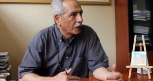 کمال اطهاری در گفت‌وگو با ایسنا، با اشاره به محدود شدن امکان استفاده از سیاست‌های کوتاه‌مدت برای حل مشکلات اقتصادی کشور، اظهار کرد: اقتصاد ایران در شرایطی قرار گرفته که تقریباً تمام ظرفیت‌های سیاست‌گذاری کوتاه‌مدت برای مدیریت مشکلات آن مصرف شده و دیگر نمی‌توان برای حل مسائل ساختاری اقتصاد به راهکارهای مقطعی تکیه کرد. وی با بیان اینکه کاهش فشار تورمی و جلوگیری از تحمیل هزینه‌های بیشتر به معیشت مردم، نیازمند توجه به ریشه‌های مشکلات اقتصادی است، گفت: مسئله اقتصاد ایران را نمی‌توان صرفاً در چارچوب تصمیم‌های کوتاه‌مدت بررسی کرد؛ زیرا بخشی از مشکلات کنونی، ریشه در جهت‌گیری‌هایی دارد که طی سال‌های گذشته مسیر تخصیص منابع و اولویت‌های توسعه کشور را تغییر داده‌اند. اطهاری با اشاره به فاصله سال‌های ۱۳۸۴ تا ۱۳۹۲، اظهار کرد: در این دوره، ایران حدود ۷۰۰ میلیارد دلار درآمد ارزی به دست آورد؛ رقمی که تقریباً با مجموع درآمدهای ارزی کشور در دوره‌های پیش از آن برابری می‌کرد. این پژوهشگر اقتصاد سیاسی و توسعه معتقد است چنین منابعی می‌توانست فرصتی برای تغییر ساختار اقتصاد ایران و حرکت به سمت اقتصاد دانش‌بنیان باشد، اما جهت‌گیری اقتصادی اتخاذشده، سرمایه را از مسیر تولید و نوآوری دور کرد و مسکن به‌عنوان لوکوموتیو اقتصاد معرفی شد. مسکن چگونه به لکوموتیو اقتصاد ایران تبدیل شد؟ اطهاری با انتقاد از این ایده که «لکوموتیو اقتصاد ایران مسکن است»، گفت: در شرایطی که کشور می‌توانست از درآمدهای ارزی خود برای توسعه فناوری، تقویت تولید و ایجاد زیرساخت‌های اقتصاد دانش‌بنیان استفاده کند، مسکن به‌عنوان محور اصلی تحرک اقتصادی مطرح شد؛ درحالی‌که این انتخاب با نیازهای بلندمدت توسعه کشور هم‌خوانی نداشت. وی توضیح داد: سرمایه‌گذاری در فعالیت‌های مولد می‌تواند به تولید کالاها و خدمات جدید، توسعه فناوری، افزایش بهره‌وری و ایجاد ظرفیت‌های تازه اقتصادی منجر شود؛ اما هنگامی که ملک به مقصد اصلی سرمایه تبدیل می‌شود، منابع مالی به‌جای آنکه در مسیر ایجاد ظرفیت‌های تولیدی و فناورانه قرار گیرند، در دارایی‌های ملکی متمرکز می‌شوند. به گفته این پژوهشگر اقتصاد سیاسی و توسعه، مسئله صرفاً افزایش ساخت‌وساز یا گسترش بازار مسکن نبود، بلکه به اولویتی مربوط می‌شد که در سیاست‌گذاری اقتصادی به این بخش داده شد. از نگاه او، منابعی که می‌توانستند به توسعه فعالیت‌های دانش‌بنیان و افزایش توان رقابتی اقتصاد ایران کمک کنند، به سمت فعالیت‌های ملکی رفتند و فرصت استفاده از آنها برای تقویت بخش‌های مولد محدود شد. اطهاری معتقد است در چنین شرایطی، افزایش سرمایه‌گذاری در ملک لزوماً به معنای تقویت متناسب ظرفیت تولیدی کشور نیست؛ زیرا ارزش دارایی‌های ملکی می‌تواند افزایش یابد، بدون آنکه اقتصاد به همان نسبت از فناوری‌های جدید، بهره‌وری بالاتر یا ظرفیت‌های تازه تولید برخوردار شود. وی در این چارچوب، سیاست‌هایی را که مسکن را به موتور اصلی رشد اقتصادی تبدیل می‌کنند، از منظر فرصت‌های از دست‌رفته توسعه مورد انتقاد قرار داد و تأکید کرد که اقتصاد ایران در آن دوره می‌توانست مسیر دیگری را برای استفاده از درآمدهای ارزی خود انتخاب کند. در همین چارچوب، سیاست‌هایی مانند اجرای طرح مسکن مهر نیز در کنار اولویت یافتن ساخت‌وساز مسکونی، بخشی از فضای سیاست‌گذاری مسکن در آن سال‌ها را شکل می‌دادند. با این‌حال، نقد اصلی اطهاری در این گفت‌وگو متوجه تبدیل مسکن به محور اصلی رشد اقتصادی و غفلت از توسعه فناوری و اقتصاد دانش‌بنیان است، نه صرفاً ساخت واحدهای مسکونی. منطقه ۲۲ تهران؛ قرار بود قطب فناوری شود وی برای توضیح پیامدهای این جهت‌گیری، به طرح تبدیل منطقه ۲۲ تهران به یک «تکنوپل» یا قطب فناوری اشاره کرد؛ طرحی که با هدف فراهم کردن زمینه ورود ایران به اقتصاد دانش‌بنیان مطرح شده بود. دانشگاه‌های برتر کشور عمدتاً در تهران متمرکز بودند و این شهر از ظرفیت‌های علمی و صنعتی قابل‌توجهی برخوردار بود. از این‌رو، می‌شد با ایجاد پیوند میان دانشگاه‌ها، صنایع، سرمایه‌گذاری و فعالیت‌های فناورانه، منطقه ۲۲ تهران را به مرکزی برای توسعه فناوری‌های پیشرفته تبدیل کرد. این پژوهشگر اقتصاد سیاسی و توسعه با اشاره به مجاورت منطقه ۲۲ با منطقه ۲۱ تهران که ظرفیت‌های صنعتی دارد، اظهار کرد: ایده این بود که منطقه ۲۲ به تکنوپل تبدیل شود تا زمینه توسعه فعالیت‌های فناورانه و حرکت تهران به سمت اقتصاد دانش فراهم شود؛ اما مسیر توسعه این منطقه به سمت فعالیت‌های مسکونی تغییر کرد. اطهاری که در شکل‌گیری این پیشنهاد مشارکت داشته است، این تغییر مسیر را نمونه‌ای از کنار گذاشتن یک فرصت توسعه‌ای دانسته و معتقد است منطقه‌ای که می‌توانست با استفاده از ظرفیت دانشگاه‌ها و صنایع، به ایجاد فعالیت‌های نوآورانه و اشتغال تخصصی کمک کند، به‌جای ایفای چنین نقشی، در مسیری متفاوت قرار گرفت. وی تأکید کرد: موضوع منطقه ۲۲ صرفاً به انتخاب یک کاربری شهری مربوط نیست، بلکه باید آن را در چارچوب اولویت‌های اقتصادی کشور بررسی کرد؛ زیرا توسعه یک قطب فناوری می‌توانست ارتباط میان دانش، سرمایه و تولید را تقویت کند و زمینه ایجاد ارزش افزوده در بخش‌های پیشرفته اقتصاد را فراهم آورد. هنگامی که چنین ظرفیت‌هایی به سمت فعالیت‌های ملکی سوق داده می‌شوند، کشور بخشی از امکان خود را برای ایجاد مراکز نوآوری، توسعه فناوری و شکل‌گیری کسب‌وکارهای دانش‌بنیان از دست می‌دهد. فرصت جذب سرمایه و فناوری از دست رفت این پژوهشگر اقتصاد سیاسی و توسعه با اشاره به شرایط بین‌المللی ایران در سال‌های مورد بحث، اظهار کرد: در آن دوره، تحریم‌ها هنوز به اندازه دوره‌های بعد محدودکننده نبودند و امکان بیشتری برای جذب سرمایه‌گذاری خارجی وجود داشت. وی گفت: ایران می‌توانست از طریق مناطق آزاد و دیگر ظرفیت‌های اقتصادی، سرمایه‌گذاری خارجی را با هدف ورود هم‌زمان سرمایه و فناوری جذب کند؛ الگویی که در ادبیات اقتصادی از آن با عنوان سرمایه‌گذاری مستقیم خارجی یاد می‌شود. اطهاری با تأکید بر اینکه اهمیت این نوع سرمایه‌گذاری تنها به ورود منابع مالی محدود نمی‌شود، توضیح داد: سرمایه‌گذاری خارجی می‌تواند زمینه انتقال فناوری، دانش فنی و روش‌های نوین تولید را فراهم کند و به توسعه ظرفیت‌های اقتصادی کشور میزبان بیانجامد. به گفته او، ایران می‌توانست در دوره برخورداری از درآمدهای ارزی قابل‌توجه، زیرساخت‌های لازم را برای جذب سرمایه‌گذاری فناورانه فراهم کند و منابع داخلی خود را نیز در همین مسیر به کار گیرد؛ اما جهت‌گیری اقتصادی آن دوره نتوانست این فرصت را به‌درستی مورد استفاده قرار دهد. اهمیت این موضوع زمانی روشن‌تر می‌شود که شرایط آن سال‌ها با دوره‌های بعد مقایسه شود؛ زیرا تشدید تحریم‌ها، محدودیت‌های بیشتری را در مسیر دسترسی اقتصاد ایران به منابع مالی و فناوری خارجی ایجاد کرد. وی تأکید کرد که توسعه فناوری و تقویت ظرفیت‌های تولیدی می‌توانست به افزایش توان اقتصاد ایران برای مقابله با محدودیت‌های خارجی کمک کند اما اولویت یافتن فعالیت‌های ملکی مانع از استفاده مناسب از بخشی از ظرفیت‌های موجود شد. از تضعیف اشتغال مولد تا بیکاری فارغ‌التحصیلان اطهاری در ادامه با اشاره به پیامدهای این جهت‌گیری اقتصادی، وضعیت اشتغال را یکی از نشانه‌های ناکامی مسیر انتخاب‌شده دانست و اظهار کرد: در دوره مورد بحث، با وجود درآمدهای ارزی قابل‌توجه، رشد اشتغال در کشور نزدیک به صفر بود. وی با اشاره به نقش کلان‌شهرها در توسعه اقتصادی گفت: شهرهایی مانند تهران و شیراز می‌توانستند به موتورهای محرک اقتصاد کشور تبدیل شوند؛ به‌ویژه اگر ظرفیت‌های علمی، صنعتی و انسانی آنها در مسیر توسعه فناوری و فعالیت‌های دانش‌بنیان به کار گرفته می‌شد. در بسیاری از اقتصادها، کلان‌شهرها محل تمرکز فعالیت‌های نوآورانه، بنگاه‌های دانش‌بنیان، خدمات تخصصی و مشاغل با بهره‌وری بالاتر هستند. ازاین‌رو، اگر قرار باشد شهرهای بزرگ چنین نقشی ایفا کنند، باید زمینه فعالیت‌های مولد و فناورانه در آنها فراهم شود. این پژوهشگر اقتصاد سیاسی و توسعه معتقد است هنگامی که سرمایه به‌جای تولید و نوآوری به سمت فعالیت‌های ملکی هدایت می‌شود، ظرفیت اقتصاد برای ایجاد مشاغل تخصصی و پایدار نیز محدود خواهد شد. وی با اشاره به وضعیت اشتغال فارغ‌التحصیلان دانشگاهی توضیح داد: یکی از پیامدهای چنین شرایطی، دشواری ورود نیروی کار تحصیل‌کرده به مشاغلی است که با تخصص و مهارت‌های او تناسب دارند. برای توضیح این وضعیت به گسترش فعالیت‌هایی مانند کار در پلتفرم‌های حمل‌ونقل اینترنتی می‌توان اشاره کرد؛ بخشی از نیروی کار، به‌جای اشتغال در فعالیت‌های تخصصی متناسب با تحصیلات خود، به مشاغلی روی می‌آورد که الزاماً از دانش و مهارت‌های او استفاده نمی‌کنند. به اعتقاد اطهاری، مسئله را نباید صرفاً به انتخاب شغلی افراد تقلیل داد؛ بلکه باید بررسی کرد که چرا اقتصاد ایران نمی‌تواند به اندازه کافی فرصت‌های شغلی متناسب با ظرفیت نیروی انسانی تحصیل‌کرده ایجاد کند. توسعه اقتصاد دانش‌بنیان می‌توانست زمینه ایجاد مشاغل تخصصی، افزایش بهره‌وری و استفاده بهتر از ظرفیت نیروی انسانی را فراهم کند؛ اما مسیر انتخاب‌شده برای تخصیص سرمایه، به تقویت کافی این ظرفیت‌ها منجر نشد. توسعه فناوری چگونه هزینه دستیابی به قابلیت‌های پیشرفته را کاهش می‌دهد؟ اطهاری در بخش دیگری از گفت‌وگو، توسعه فناوری را با توانایی کشورها در کاهش هزینه دستیابی به قابلیت‌های پیشرفته مرتبط دانست و اظهار کرد: فناوری‌های پیشرفته تنها در حوزه نظامی کاربرد ندارند، بلکه در صنایع مختلف، از خودرو و تجهیزات الکترونیکی تا دیگر محصولات صنعتی، مورد استفاده قرار می‌گیرند. وی با اشاره به فناوری‌هایی مانند تراشه‌ها و حسگرها توضیح داد: هنگامی که یک کشور از ظرفیت تولید این فناوری‌ها برخوردار باشد، امکان استفاده از آنها در بخش‌های مختلف اقتصاد فراهم می‌شود و توسعه فناوری می‌تواند به افزایش توان تولیدی صنایع متعدد کمک کند. این پژوهشگر اقتصاد سیاسی و توسعه برای توضیح این موضوع به شرکت انویدیا و فعالیت آن در حوزه تراشه‌ها اشاره کرد و گفت: فناوری‌های پیشرفته می‌توانند کاربردهایی گسترده‌تر از یک صنعت مشخص داشته باشند و به همین دلیل، توسعه آنها برای ساختار کلی اقتصاد اهمیت دارد. اطهاری با مقایسه وضعیت کشورهایی که از ظرفیت فناوری پیشرفته برخوردارند با کشورهایی که در این زمینه عقب‌مانده‌اند، توضیح داد: کشورهایی که توان توسعه و تولید فناوری را در بخش‌های مختلف اقتصاد دارند، می‌توانند از این ظرفیت‌ها در حوزه‌های گوناگون استفاده کنند؛ درحالی‌که کشورهای عقب‌مانده از نظر فناوری، برای دستیابی به برخی قابلیت‌های پیشرفته، به‌ویژه در حوزه نظامی، ممکن است با هزینه‌های بیشتری روبه‌رو شوند. از نگاه او، تقویت تولید و نوآوری تنها به افزایش اشتغال یا رشد اقتصادی محدود نمی‌شود، بلکه می‌تواند توان کشور را برای توسعه فناوری‌های پیشرفته و کاهش وابستگی به منابع و فناوری خارجی افزایش دهد. در همین چارچوب، فاصله گرفتن سرمایه از فعالیت‌های مولد مسئله‌ای فراتر از بازار مسکن است، این جهت‌گیری می‌تواند بر توان فناورانه و ظرفیت‌های اقتصادی کشور در بلندمدت اثر بگذارد. ایران‌مال و بانک آینده؛ مسئله تخصیص منابع مالی اطهاری در ادامه گفت‌وگو با اشاره به پروژه ایران‌مال و بانک آینده، این موضوع را در چارچوب انتقاد خود از نحوه تخصیص منابع مالی در اقتصاد ایران مطرح کرد. وی با اشاره به زیان‌های بانک آینده اظهار کرد: ابعاد زیان این بانک از نظر او مسئله‌ای مهم است؛ به‌ویژه هنگامی که میزان منابع از دست‌رفته با نیازهای سرمایه‌گذاری در بخش‌های مولد اقتصاد مقایسه شود. این کارشناس، میزان زیان بانک آینده را با کل سرمایه‌گذاری سالانه بخش کشاورزی مقایسه کرد و این وضعیت را نمونه‌ای از مشکلات تخصیص منابع در اقتصاد ایران دانست. به گفته اطهاری، هنگامی که منابع مالی به پروژه‌هایی اختصاص پیدا می‌کنند که با زیان‌های گسترده روبه‌رو می‌شوند، باید بررسی کرد که این منابع چه فرصت‌هایی را برای سرمایه‌گذاری در بخش‌های دیگر اقتصاد از بین برده‌اند. وی با انتقاد از کم‌توجهی به این مسئله در فضای رسانه‌ای، معتقد است نحوه تخصیص منابع بانکی و پیامدهای اقتصادی آن باید با دقت بیشتری بررسی شود؛ زیرا منابع مالی می‌توانند در مسیرهای متفاوتی به کار گرفته شوند و نتایج بسیار متفاوتی برای تولید، اشتغال و توسعه کشور ایجاد کنند. ارزیابی این موضوعات نباید صرفاً به بررسی عملکرد یک پروژه یا یک بانک محدود شود، بلکه لازم است پیامدهای تخصیص منابع برای کل اقتصاد و فرصت‌های سرمایه‌گذاری ازدست‌رفته نیز مورد توجه قرار گیرد. نفوذ لزوماً به معنای ترور نیست؛ آثار نفوذ اقتصادی ممکن است سال‌ها بعد آشکار شود این پژوهشگر اقتصاد سیاسی و توسعه در بخش دیگری از گفت‌وگو، با اشاره به مفهوم نفوذ در ساختار اقتصادی کشور، تأکید کرد که نفوذ را نباید صرفاً به اقدامات مستقیم علیه مسئولان و ترور محدود دانست. وی با بیان اینکه برخی اقدامات می‌توانند از طریق تصمیم‌ها و جهت‌گیری‌های اقتصادی آثار بلندمدت بر کشور بر جای بگذارند، اظهار کرد: نفوذ لزوماً به معنای ترور رهبران کشور نیست؛ نفوذ در اقتصاد نیز می‌تواند اثرگذار باشد و آثار آن ممکن است سال‌ها بعد مشخص شود. برای بررسی چنین موضوعی باید به پیامدهای بلندمدت تصمیم‌های اقتصادی توجه کرد؛ تصمیم‌هایی که ممکن است در زمان اتخاذ، آثار مخرب آنها به‌روشن ی دیده نشود، اما در گذر زمان بر ساختار تولید، اشتغال و ظرفیت توسعه کشور اثر بگذارند. این پژوهشگر اقتصاد سیاسی و توسعه در توضیح دیدگاه خود به تصمیم‌هایی اشاره کرد که در فاصله سال‌های ۱۳۸۴ تا ۱۳۹۲ مسیر سرمایه‌گذاری و توسعه اقتصادی ایران را تغییر دادند؛ از جمله معرفی مسکن به‌عنوان لوکوموتیو اقتصاد، کنار رفتن ایده تبدیل منطقه ۲۲ تهران به قطب فناوری و هدایت منابع به سمت فعالیت‌های ملکی. به گفته اطهاری، در شرایطی که ایران از درآمدهای ارزی قابل‌توجهی برخوردار بود و امکان بیشتری برای جذب سرمایه و فناوری وجود داشت، می‌شد زیرساخت‌های لازم برای ورود کشور به اقتصاد دانش‌بنیان را فراهم کرد؛ اما این فرصت به‌درستی مورد استفاده قرار نگرفت. این کارشناس با تأکید بر اینکه پیامدهای برخی تصمیم‌های اقتصادی ممکن است در کوتاه‌مدت آشکار نشوند، گفت: آثار آنها می‌تواند در بلندمدت و در قالب تضعیف ظرفیت‌های تولیدی، از دست رفتن فرصت‌های اشتغال و افزایش آسیب‌پذیری اقتصاد نمایان شود. در همین چارچوب، تحریم‌ها را تنها عامل توضیح‌دهنده وضعیت کنونی اقتصاد ایران نمی توان دانست و بررسی تصمیم‌های اقتصادی سال‌های پیش از تشدید تحریم‌ها ضروری است. برای درک آسیب‌پذیری اقتصاد ایران باید علاوه بر فشارهای خارجی، مسیر توسعه و نحوه تخصیص منابع در سال‌های پیشین را نیز بررسی کرد؛ زیرا اقتصادی که فرصت توسعه فناوری، تقویت تولید و ایجاد ظرفیت‌های مولد را از دست داده باشد، در برابر محدودیت‌های خارجی نیز با مشکلات بیشتری مواجه خواهد شد. این پژوهشگر اقتصاد سیاسی همچنین با اشاره به برآوردی که در گفت‌وگو درباره وابستگی اقتصاد تهران به درآمدهای نفتی مطرح کرد، توضیح داد که وابستگی بالای فعالیت‌های اقتصادی به منابع حاصل از نفت، می‌تواند اقتصاد را در برابر تحریم‌ها آسیب‌پذیر کند. هنگامی که ظرفیت‌های تولیدی، فناورانه و درآمدزای مستقل از نفت به اندازه کافی توسعه نیافته باشند، محدود شدن درآمدهای ارزی می‌تواند فشار قابل‌توجهی بر فعالیت‌های اقتصادی و زندگی مردم وارد کند. اطهاری در عین حال با اشاره به تحلیل‌هایی که درباره پیامدهای فشار اقتصادی بر جامعه ایران مطرح شده بود، تأکید کرد که آثار چنین فشارهایی را نمی‌توان صرفاً با پیش‌بینی واکنش‌های سیاسی مردم ارزیابی کرد؛ زیرا هزینه‌های اقتصادی این شرایط در نهایت بر زندگی و معیشت جامعه تحمیل می‌شود. بازنگری در مسیر توسعه؛ از تمرکز بر ملک تا تقویت تولید و نوآوری او در جمع‌بندی دیدگاه خود، بر ضرورت توجه به ریشه‌های ساختاری مشکلات اقتصاد ایران تأکید کرد و گفت: شرایط کنونی را نمی‌توان صرفاً با اتکا به سیاست‌های کوتاه‌مدت مدیریت کرد؛ زیرا بخشی از مشکلات موجود، حاصل جهت‌گیری‌هایی است که در سال‌های گذشته بر تخصیص منابع، ساختار تولید و مسیر توسعه کشور اثر گذاشته‌اند. درآمدهای ارزی قابل‌توجه فاصله سال‌های ۱۳۸۴ تا ۱۳۹۲ می‌توانست فرصتی برای تقویت اقتصاد دانش‌بنیان، توسعه فناوری، جذب سرمایه‌گذاری خارجی و ایجاد اشتغال پایدار فراهم کند؛ اما معرفی مسکن به‌عنوان لوکوموتیو اقتصاد، سرمایه را از تولید و نوآوری دور کرد و فرصت تقویت ظرفیت‌های مولد کشور را از بین برد. وی با اشاره به پیامدهای این رویکرد برای اشتغال، توان تولیدی کشور و آسیب‌پذیری اقتصاد در برابر تحریم‌ها، معتقد است بررسی مشکلات کنونی اقتصاد ایران بدون توجه به تصمیم‌های گذشته و فرصت‌های ازدست‌رفته توسعه، تصویری کامل از وضعیت موجود ارائه نمی‌دهد. از نگاه اطهاری، مسئله اصلی تنها میزان منابع مالی در اختیار کشور نیست، بلکه چگونگی استفاده از این منابع و انتخاب بخش‌هایی است که بتوانند ارزش افزوده پایدار ایجاد کنند. بر این اساس، توسعه اقتصادی زمانی امکان‌پذیر خواهد بود که سرمایه به‌جای تمرکز بر فعالیت‌های ملکی، به سمت ایجاد فناوری، افزایش بهره‌وری، تقویت تولید و توسعه فعالیت‌های دانش‌بنیان هدایت شود.