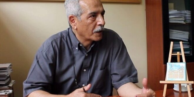 کمال اطهاری در گفت‌وگو با ایسنا، با اشاره به محدود شدن امکان استفاده از سیاست‌های کوتاه‌مدت برای حل مشکلات اقتصادی کشور، اظهار کرد: اقتصاد ایران در شرایطی قرار گرفته که تقریباً تمام ظرفیت‌های سیاست‌گذاری کوتاه‌مدت برای مدیریت مشکلات آن مصرف شده و دیگر نمی‌توان برای حل مسائل ساختاری اقتصاد به راهکارهای مقطعی تکیه کرد. وی با بیان اینکه کاهش فشار تورمی و جلوگیری از تحمیل هزینه‌های بیشتر به معیشت مردم، نیازمند توجه به ریشه‌های مشکلات اقتصادی است، گفت: مسئله اقتصاد ایران را نمی‌توان صرفاً در چارچوب تصمیم‌های کوتاه‌مدت بررسی کرد؛ زیرا بخشی از مشکلات کنونی، ریشه در جهت‌گیری‌هایی دارد که طی سال‌های گذشته مسیر تخصیص منابع و اولویت‌های توسعه کشور را تغییر داده‌اند. اطهاری با اشاره به فاصله سال‌های ۱۳۸۴ تا ۱۳۹۲، اظهار کرد: در این دوره، ایران حدود ۷۰۰ میلیارد دلار درآمد ارزی به دست آورد؛ رقمی که تقریباً با مجموع درآمدهای ارزی کشور در دوره‌های پیش از آن برابری می‌کرد. این پژوهشگر اقتصاد سیاسی و توسعه معتقد است چنین منابعی می‌توانست فرصتی برای تغییر ساختار اقتصاد ایران و حرکت به سمت اقتصاد دانش‌بنیان باشد، اما جهت‌گیری اقتصادی اتخاذشده، سرمایه را از مسیر تولید و نوآوری دور کرد و مسکن به‌عنوان لوکوموتیو اقتصاد معرفی شد. مسکن چگونه به لکوموتیو اقتصاد ایران تبدیل شد؟ اطهاری با انتقاد از این ایده که «لکوموتیو اقتصاد ایران مسکن است»، گفت: در شرایطی که کشور می‌توانست از درآمدهای ارزی خود برای توسعه فناوری، تقویت تولید و ایجاد زیرساخت‌های اقتصاد دانش‌بنیان استفاده کند، مسکن به‌عنوان محور اصلی تحرک اقتصادی مطرح شد؛ درحالی‌که این انتخاب با نیازهای بلندمدت توسعه کشور هم‌خوانی نداشت. وی توضیح داد: سرمایه‌گذاری در فعالیت‌های مولد می‌تواند به تولید کالاها و خدمات جدید، توسعه فناوری، افزایش بهره‌وری و ایجاد ظرفیت‌های تازه اقتصادی منجر شود؛ اما هنگامی که ملک به مقصد اصلی سرمایه تبدیل می‌شود، منابع مالی به‌جای آنکه در مسیر ایجاد ظرفیت‌های تولیدی و فناورانه قرار گیرند، در دارایی‌های ملکی متمرکز می‌شوند. به گفته این پژوهشگر اقتصاد سیاسی و توسعه، مسئله صرفاً افزایش ساخت‌وساز یا گسترش بازار مسکن نبود، بلکه به اولویتی مربوط می‌شد که در سیاست‌گذاری اقتصادی به این بخش داده شد. از نگاه او، منابعی که می‌توانستند به توسعه فعالیت‌های دانش‌بنیان و افزایش توان رقابتی اقتصاد ایران کمک کنند، به سمت فعالیت‌های ملکی رفتند و فرصت استفاده از آنها برای تقویت بخش‌های مولد محدود شد. اطهاری معتقد است در چنین شرایطی، افزایش سرمایه‌گذاری در ملک لزوماً به معنای تقویت متناسب ظرفیت تولیدی کشور نیست؛ زیرا ارزش دارایی‌های ملکی می‌تواند افزایش یابد، بدون آنکه اقتصاد به همان نسبت از فناوری‌های جدید، بهره‌وری بالاتر یا ظرفیت‌های تازه تولید برخوردار شود. وی در این چارچوب، سیاست‌هایی را که مسکن را به موتور اصلی رشد اقتصادی تبدیل می‌کنند، از منظر فرصت‌های از دست‌رفته توسعه مورد انتقاد قرار داد و تأکید کرد که اقتصاد ایران در آن دوره می‌توانست مسیر دیگری را برای استفاده از درآمدهای ارزی خود انتخاب کند. در همین چارچوب، سیاست‌هایی مانند اجرای طرح مسکن مهر نیز در کنار اولویت یافتن ساخت‌وساز مسکونی، بخشی از فضای سیاست‌گذاری مسکن در آن سال‌ها را شکل می‌دادند. با این‌حال، نقد اصلی اطهاری در این گفت‌وگو متوجه تبدیل مسکن به محور اصلی رشد اقتصادی و غفلت از توسعه فناوری و اقتصاد دانش‌بنیان است، نه صرفاً ساخت واحدهای مسکونی. منطقه ۲۲ تهران؛ قرار بود قطب فناوری شود وی برای توضیح پیامدهای این جهت‌گیری، به طرح تبدیل منطقه ۲۲ تهران به یک «تکنوپل» یا قطب فناوری اشاره کرد؛ طرحی که با هدف فراهم کردن زمینه ورود ایران به اقتصاد دانش‌بنیان مطرح شده بود. دانشگاه‌های برتر کشور عمدتاً در تهران متمرکز بودند و این شهر از ظرفیت‌های علمی و صنعتی قابل‌توجهی برخوردار بود. از این‌رو، می‌شد با ایجاد پیوند میان دانشگاه‌ها، صنایع، سرمایه‌گذاری و فعالیت‌های فناورانه، منطقه ۲۲ تهران را به مرکزی برای توسعه فناوری‌های پیشرفته تبدیل کرد. این پژوهشگر اقتصاد سیاسی و توسعه با اشاره به مجاورت منطقه ۲۲ با منطقه ۲۱ تهران که ظرفیت‌های صنعتی دارد، اظهار کرد: ایده این بود که منطقه ۲۲ به تکنوپل تبدیل شود تا زمینه توسعه فعالیت‌های فناورانه و حرکت تهران به سمت اقتصاد دانش فراهم شود؛ اما مسیر توسعه این منطقه به سمت فعالیت‌های مسکونی تغییر کرد. اطهاری که در شکل‌گیری این پیشنهاد مشارکت داشته است، این تغییر مسیر را نمونه‌ای از کنار گذاشتن یک فرصت توسعه‌ای دانسته و معتقد است منطقه‌ای که می‌توانست با استفاده از ظرفیت دانشگاه‌ها و صنایع، به ایجاد فعالیت‌های نوآورانه و اشتغال تخصصی کمک کند، به‌جای ایفای چنین نقشی، در مسیری متفاوت قرار گرفت. وی تأکید کرد: موضوع منطقه ۲۲ صرفاً به انتخاب یک کاربری شهری مربوط نیست، بلکه باید آن را در چارچوب اولویت‌های اقتصادی کشور بررسی کرد؛ زیرا توسعه یک قطب فناوری می‌توانست ارتباط میان دانش، سرمایه و تولید را تقویت کند و زمینه ایجاد ارزش افزوده در بخش‌های پیشرفته اقتصاد را فراهم آورد. هنگامی که چنین ظرفیت‌هایی به سمت فعالیت‌های ملکی سوق داده می‌شوند، کشور بخشی از امکان خود را برای ایجاد مراکز نوآوری، توسعه فناوری و شکل‌گیری کسب‌وکارهای دانش‌بنیان از دست می‌دهد. فرصت جذب سرمایه و فناوری از دست رفت این پژوهشگر اقتصاد سیاسی و توسعه با اشاره به شرایط بین‌المللی ایران در سال‌های مورد بحث، اظهار کرد: در آن دوره، تحریم‌ها هنوز به اندازه دوره‌های بعد محدودکننده نبودند و امکان بیشتری برای جذب سرمایه‌گذاری خارجی وجود داشت. وی گفت: ایران می‌توانست از طریق مناطق آزاد و دیگر ظرفیت‌های اقتصادی، سرمایه‌گذاری خارجی را با هدف ورود هم‌زمان سرمایه و فناوری جذب کند؛ الگویی که در ادبیات اقتصادی از آن با عنوان سرمایه‌گذاری مستقیم خارجی یاد می‌شود. اطهاری با تأکید بر اینکه اهمیت این نوع سرمایه‌گذاری تنها به ورود منابع مالی محدود نمی‌شود، توضیح داد: سرمایه‌گذاری خارجی می‌تواند زمینه انتقال فناوری، دانش فنی و روش‌های نوین تولید را فراهم کند و به توسعه ظرفیت‌های اقتصادی کشور میزبان بیانجامد. به گفته او، ایران می‌توانست در دوره برخورداری از درآمدهای ارزی قابل‌توجه، زیرساخت‌های لازم را برای جذب سرمایه‌گذاری فناورانه فراهم کند و منابع داخلی خود را نیز در همین مسیر به کار گیرد؛ اما جهت‌گیری اقتصادی آن دوره نتوانست این فرصت را به‌درستی مورد استفاده قرار دهد. اهمیت این موضوع زمانی روشن‌تر می‌شود که شرایط آن سال‌ها با دوره‌های بعد مقایسه شود؛ زیرا تشدید تحریم‌ها، محدودیت‌های بیشتری را در مسیر دسترسی اقتصاد ایران به منابع مالی و فناوری خارجی ایجاد کرد. وی تأکید کرد که توسعه فناوری و تقویت ظرفیت‌های تولیدی می‌توانست به افزایش توان اقتصاد ایران برای مقابله با محدودیت‌های خارجی کمک کند اما اولویت یافتن فعالیت‌های ملکی مانع از استفاده مناسب از بخشی از ظرفیت‌های موجود شد. از تضعیف اشتغال مولد تا بیکاری فارغ‌التحصیلان اطهاری در ادامه با اشاره به پیامدهای این جهت‌گیری اقتصادی، وضعیت اشتغال را یکی از نشانه‌های ناکامی مسیر انتخاب‌شده دانست و اظهار کرد: در دوره مورد بحث، با وجود درآمدهای ارزی قابل‌توجه، رشد اشتغال در کشور نزدیک به صفر بود. وی با اشاره به نقش کلان‌شهرها در توسعه اقتصادی گفت: شهرهایی مانند تهران و شیراز می‌توانستند به موتورهای محرک اقتصاد کشور تبدیل شوند؛ به‌ویژه اگر ظرفیت‌های علمی، صنعتی و انسانی آنها در مسیر توسعه فناوری و فعالیت‌های دانش‌بنیان به کار گرفته می‌شد. در بسیاری از اقتصادها، کلان‌شهرها محل تمرکز فعالیت‌های نوآورانه، بنگاه‌های دانش‌بنیان، خدمات تخصصی و مشاغل با بهره‌وری بالاتر هستند. ازاین‌رو، اگر قرار باشد شهرهای بزرگ چنین نقشی ایفا کنند، باید زمینه فعالیت‌های مولد و فناورانه در آنها فراهم شود. این پژوهشگر اقتصاد سیاسی و توسعه معتقد است هنگامی که سرمایه به‌جای تولید و نوآوری به سمت فعالیت‌های ملکی هدایت می‌شود، ظرفیت اقتصاد برای ایجاد مشاغل تخصصی و پایدار نیز محدود خواهد شد. وی با اشاره به وضعیت اشتغال فارغ‌التحصیلان دانشگاهی توضیح داد: یکی از پیامدهای چنین شرایطی، دشواری ورود نیروی کار تحصیل‌کرده به مشاغلی است که با تخصص و مهارت‌های او تناسب دارند. برای توضیح این وضعیت به گسترش فعالیت‌هایی مانند کار در پلتفرم‌های حمل‌ونقل اینترنتی می‌توان اشاره کرد؛ بخشی از نیروی کار، به‌جای اشتغال در فعالیت‌های تخصصی متناسب با تحصیلات خود، به مشاغلی روی می‌آورد که الزاماً از دانش و مهارت‌های او استفاده نمی‌کنند. به اعتقاد اطهاری، مسئله را نباید صرفاً به انتخاب شغلی افراد تقلیل داد؛ بلکه باید بررسی کرد که چرا اقتصاد ایران نمی‌تواند به اندازه کافی فرصت‌های شغلی متناسب با ظرفیت نیروی انسانی تحصیل‌کرده ایجاد کند. توسعه اقتصاد دانش‌بنیان می‌توانست زمینه ایجاد مشاغل تخصصی، افزایش بهره‌وری و استفاده بهتر از ظرفیت نیروی انسانی را فراهم کند؛ اما مسیر انتخاب‌شده برای تخصیص سرمایه، به تقویت کافی این ظرفیت‌ها منجر نشد. توسعه فناوری چگونه هزینه دستیابی به قابلیت‌های پیشرفته را کاهش می‌دهد؟ اطهاری در بخش دیگری از گفت‌وگو، توسعه فناوری را با توانایی کشورها در کاهش هزینه دستیابی به قابلیت‌های پیشرفته مرتبط دانست و اظهار کرد: فناوری‌های پیشرفته تنها در حوزه نظامی کاربرد ندارند، بلکه در صنایع مختلف، از خودرو و تجهیزات الکترونیکی تا دیگر محصولات صنعتی، مورد استفاده قرار می‌گیرند. وی با اشاره به فناوری‌هایی مانند تراشه‌ها و حسگرها توضیح داد: هنگامی که یک کشور از ظرفیت تولید این فناوری‌ها برخوردار باشد، امکان استفاده از آنها در بخش‌های مختلف اقتصاد فراهم می‌شود و توسعه فناوری می‌تواند به افزایش توان تولیدی صنایع متعدد کمک کند. این پژوهشگر اقتصاد سیاسی و توسعه برای توضیح این موضوع به شرکت انویدیا و فعالیت آن در حوزه تراشه‌ها اشاره کرد و گفت: فناوری‌های پیشرفته می‌توانند کاربردهایی گسترده‌تر از یک صنعت مشخص داشته باشند و به همین دلیل، توسعه آنها برای ساختار کلی اقتصاد اهمیت دارد. اطهاری با مقایسه وضعیت کشورهایی که از ظرفیت فناوری پیشرفته برخوردارند با کشورهایی که در این زمینه عقب‌مانده‌اند، توضیح داد: کشورهایی که توان توسعه و تولید فناوری را در بخش‌های مختلف اقتصاد دارند، می‌توانند از این ظرفیت‌ها در حوزه‌های گوناگون استفاده کنند؛ درحالی‌که کشورهای عقب‌مانده از نظر فناوری، برای دستیابی به برخی قابلیت‌های پیشرفته، به‌ویژه در حوزه نظامی، ممکن است با هزینه‌های بیشتری روبه‌رو شوند. از نگاه او، تقویت تولید و نوآوری تنها به افزایش اشتغال یا رشد اقتصادی محدود نمی‌شود، بلکه می‌تواند توان کشور را برای توسعه فناوری‌های پیشرفته و کاهش وابستگی به منابع و فناوری خارجی افزایش دهد. در همین چارچوب، فاصله گرفتن سرمایه از فعالیت‌های مولد مسئله‌ای فراتر از بازار مسکن است، این جهت‌گیری می‌تواند بر توان فناورانه و ظرفیت‌های اقتصادی کشور در بلندمدت اثر بگذارد. ایران‌مال و بانک آینده؛ مسئله تخصیص منابع مالی اطهاری در ادامه گفت‌وگو با اشاره به پروژه ایران‌مال و بانک آینده، این موضوع را در چارچوب انتقاد خود از نحوه تخصیص منابع مالی در اقتصاد ایران مطرح کرد. وی با اشاره به زیان‌های بانک آینده اظهار کرد: ابعاد زیان این بانک از نظر او مسئله‌ای مهم است؛ به‌ویژه هنگامی که میزان منابع از دست‌رفته با نیازهای سرمایه‌گذاری در بخش‌های مولد اقتصاد مقایسه شود. این کارشناس، میزان زیان بانک آینده را با کل سرمایه‌گذاری سالانه بخش کشاورزی مقایسه کرد و این وضعیت را نمونه‌ای از مشکلات تخصیص منابع در اقتصاد ایران دانست. به گفته اطهاری، هنگامی که منابع مالی به پروژه‌هایی اختصاص پیدا می‌کنند که با زیان‌های گسترده روبه‌رو می‌شوند، باید بررسی کرد که این منابع چه فرصت‌هایی را برای سرمایه‌گذاری در بخش‌های دیگر اقتصاد از بین برده‌اند. وی با انتقاد از کم‌توجهی به این مسئله در فضای رسانه‌ای، معتقد است نحوه تخصیص منابع بانکی و پیامدهای اقتصادی آن باید با دقت بیشتری بررسی شود؛ زیرا منابع مالی می‌توانند در مسیرهای متفاوتی به کار گرفته شوند و نتایج بسیار متفاوتی برای تولید، اشتغال و توسعه کشور ایجاد کنند. ارزیابی این موضوعات نباید صرفاً به بررسی عملکرد یک پروژه یا یک بانک محدود شود، بلکه لازم است پیامدهای تخصیص منابع برای کل اقتصاد و فرصت‌های سرمایه‌گذاری ازدست‌رفته نیز مورد توجه قرار گیرد. نفوذ لزوماً به معنای ترور نیست؛ آثار نفوذ اقتصادی ممکن است سال‌ها بعد آشکار شود این پژوهشگر اقتصاد سیاسی و توسعه در بخش دیگری از گفت‌وگو، با اشاره به مفهوم نفوذ در ساختار اقتصادی کشور، تأکید کرد که نفوذ را نباید صرفاً به اقدامات مستقیم علیه مسئولان و ترور محدود دانست. وی با بیان اینکه برخی اقدامات می‌توانند از طریق تصمیم‌ها و جهت‌گیری‌های اقتصادی آثار بلندمدت بر کشور بر جای بگذارند، اظهار کرد: نفوذ لزوماً به معنای ترور رهبران کشور نیست؛ نفوذ در اقتصاد نیز می‌تواند اثرگذار باشد و آثار آن ممکن است سال‌ها بعد مشخص شود. برای بررسی چنین موضوعی باید به پیامدهای بلندمدت تصمیم‌های اقتصادی توجه کرد؛ تصمیم‌هایی که ممکن است در زمان اتخاذ، آثار مخرب آنها به‌روشن ی دیده نشود، اما در گذر زمان بر ساختار تولید، اشتغال و ظرفیت توسعه کشور اثر بگذارند. این پژوهشگر اقتصاد سیاسی و توسعه در توضیح دیدگاه خود به تصمیم‌هایی اشاره کرد که در فاصله سال‌های ۱۳۸۴ تا ۱۳۹۲ مسیر سرمایه‌گذاری و توسعه اقتصادی ایران را تغییر دادند؛ از جمله معرفی مسکن به‌عنوان لوکوموتیو اقتصاد، کنار رفتن ایده تبدیل منطقه ۲۲ تهران به قطب فناوری و هدایت منابع به سمت فعالیت‌های ملکی. به گفته اطهاری، در شرایطی که ایران از درآمدهای ارزی قابل‌توجهی برخوردار بود و امکان بیشتری برای جذب سرمایه و فناوری وجود داشت، می‌شد زیرساخت‌های لازم برای ورود کشور به اقتصاد دانش‌بنیان را فراهم کرد؛ اما این فرصت به‌درستی مورد استفاده قرار نگرفت. این کارشناس با تأکید بر اینکه پیامدهای برخی تصمیم‌های اقتصادی ممکن است در کوتاه‌مدت آشکار نشوند، گفت: آثار آنها می‌تواند در بلندمدت و در قالب تضعیف ظرفیت‌های تولیدی، از دست رفتن فرصت‌های اشتغال و افزایش آسیب‌پذیری اقتصاد نمایان شود. در همین چارچوب، تحریم‌ها را تنها عامل توضیح‌دهنده وضعیت کنونی اقتصاد ایران نمی توان دانست و بررسی تصمیم‌های اقتصادی سال‌های پیش از تشدید تحریم‌ها ضروری است. برای درک آسیب‌پذیری اقتصاد ایران باید علاوه بر فشارهای خارجی، مسیر توسعه و نحوه تخصیص منابع در سال‌های پیشین را نیز بررسی کرد؛ زیرا اقتصادی که فرصت توسعه فناوری، تقویت تولید و ایجاد ظرفیت‌های مولد را از دست داده باشد، در برابر محدودیت‌های خارجی نیز با مشکلات بیشتری مواجه خواهد شد. این پژوهشگر اقتصاد سیاسی همچنین با اشاره به برآوردی که در گفت‌وگو درباره وابستگی اقتصاد تهران به درآمدهای نفتی مطرح کرد، توضیح داد که وابستگی بالای فعالیت‌های اقتصادی به منابع حاصل از نفت، می‌تواند اقتصاد را در برابر تحریم‌ها آسیب‌پذیر کند. هنگامی که ظرفیت‌های تولیدی، فناورانه و درآمدزای مستقل از نفت به اندازه کافی توسعه نیافته باشند، محدود شدن درآمدهای ارزی می‌تواند فشار قابل‌توجهی بر فعالیت‌های اقتصادی و زندگی مردم وارد کند. اطهاری در عین حال با اشاره به تحلیل‌هایی که درباره پیامدهای فشار اقتصادی بر جامعه ایران مطرح شده بود، تأکید کرد که آثار چنین فشارهایی را نمی‌توان صرفاً با پیش‌بینی واکنش‌های سیاسی مردم ارزیابی کرد؛ زیرا هزینه‌های اقتصادی این شرایط در نهایت بر زندگی و معیشت جامعه تحمیل می‌شود. بازنگری در مسیر توسعه؛ از تمرکز بر ملک تا تقویت تولید و نوآوری او در جمع‌بندی دیدگاه خود، بر ضرورت توجه به ریشه‌های ساختاری مشکلات اقتصاد ایران تأکید کرد و گفت: شرایط کنونی را نمی‌توان صرفاً با اتکا به سیاست‌های کوتاه‌مدت مدیریت کرد؛ زیرا بخشی از مشکلات موجود، حاصل جهت‌گیری‌هایی است که در سال‌های گذشته بر تخصیص منابع، ساختار تولید و مسیر توسعه کشور اثر گذاشته‌اند. درآمدهای ارزی قابل‌توجه فاصله سال‌های ۱۳۸۴ تا ۱۳۹۲ می‌توانست فرصتی برای تقویت اقتصاد دانش‌بنیان، توسعه فناوری، جذب سرمایه‌گذاری خارجی و ایجاد اشتغال پایدار فراهم کند؛ اما معرفی مسکن به‌عنوان لوکوموتیو اقتصاد، سرمایه را از تولید و نوآوری دور کرد و فرصت تقویت ظرفیت‌های مولد کشور را از بین برد. وی با اشاره به پیامدهای این رویکرد برای اشتغال، توان تولیدی کشور و آسیب‌پذیری اقتصاد در برابر تحریم‌ها، معتقد است بررسی مشکلات کنونی اقتصاد ایران بدون توجه به تصمیم‌های گذشته و فرصت‌های ازدست‌رفته توسعه، تصویری کامل از وضعیت موجود ارائه نمی‌دهد. از نگاه اطهاری، مسئله اصلی تنها میزان منابع مالی در اختیار کشور نیست، بلکه چگونگی استفاده از این منابع و انتخاب بخش‌هایی است که بتوانند ارزش افزوده پایدار ایجاد کنند. بر این اساس، توسعه اقتصادی زمانی امکان‌پذیر خواهد بود که سرمایه به‌جای تمرکز بر فعالیت‌های ملکی، به سمت ایجاد فناوری، افزایش بهره‌وری، تقویت تولید و توسعه فعالیت‌های دانش‌بنیان هدایت شود.